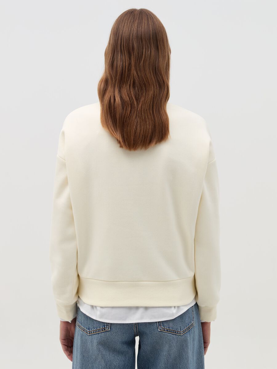 Sweatshirt with floral embroidery and round neck_2