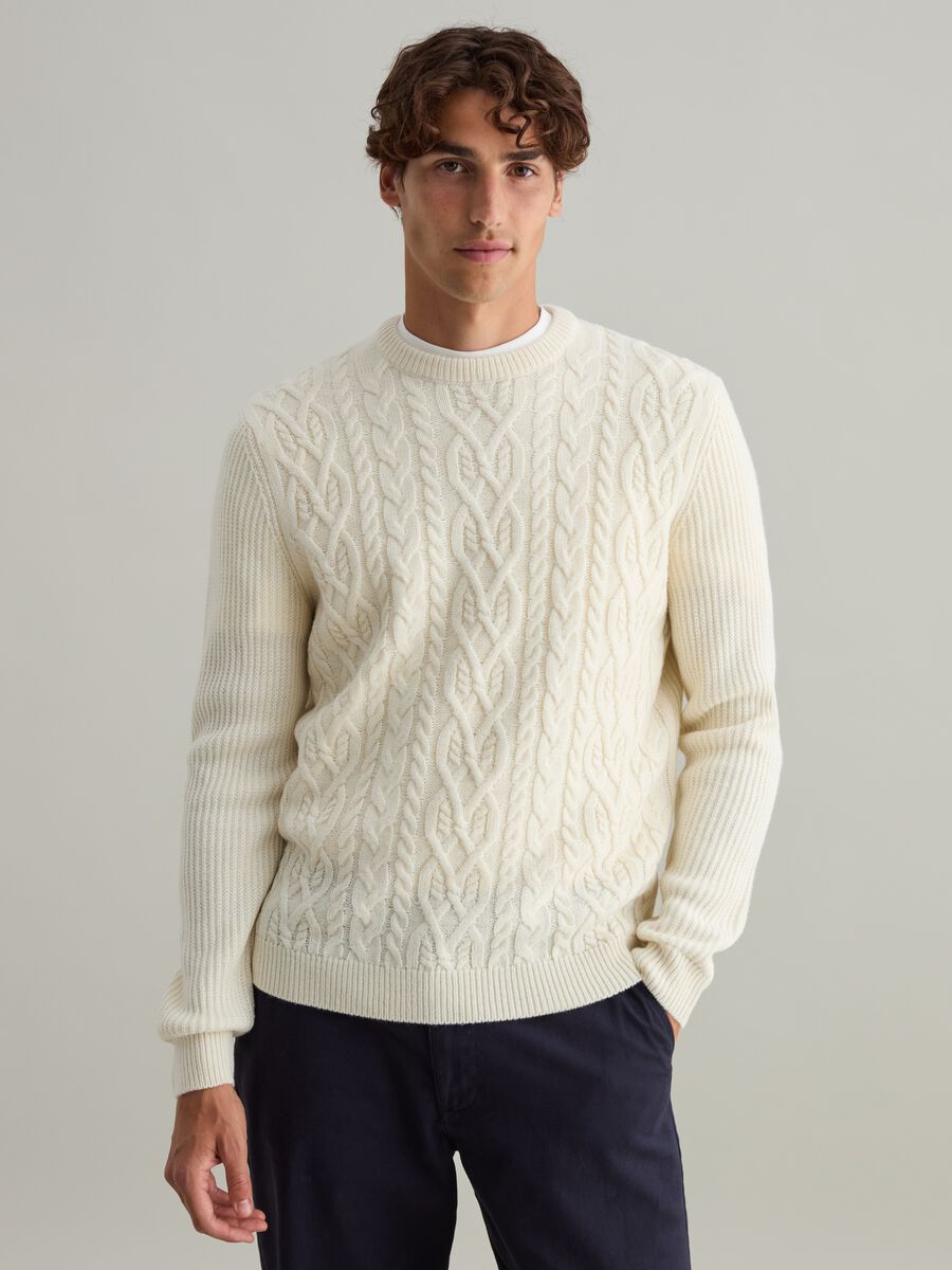 Pullover with cable-knit design_0