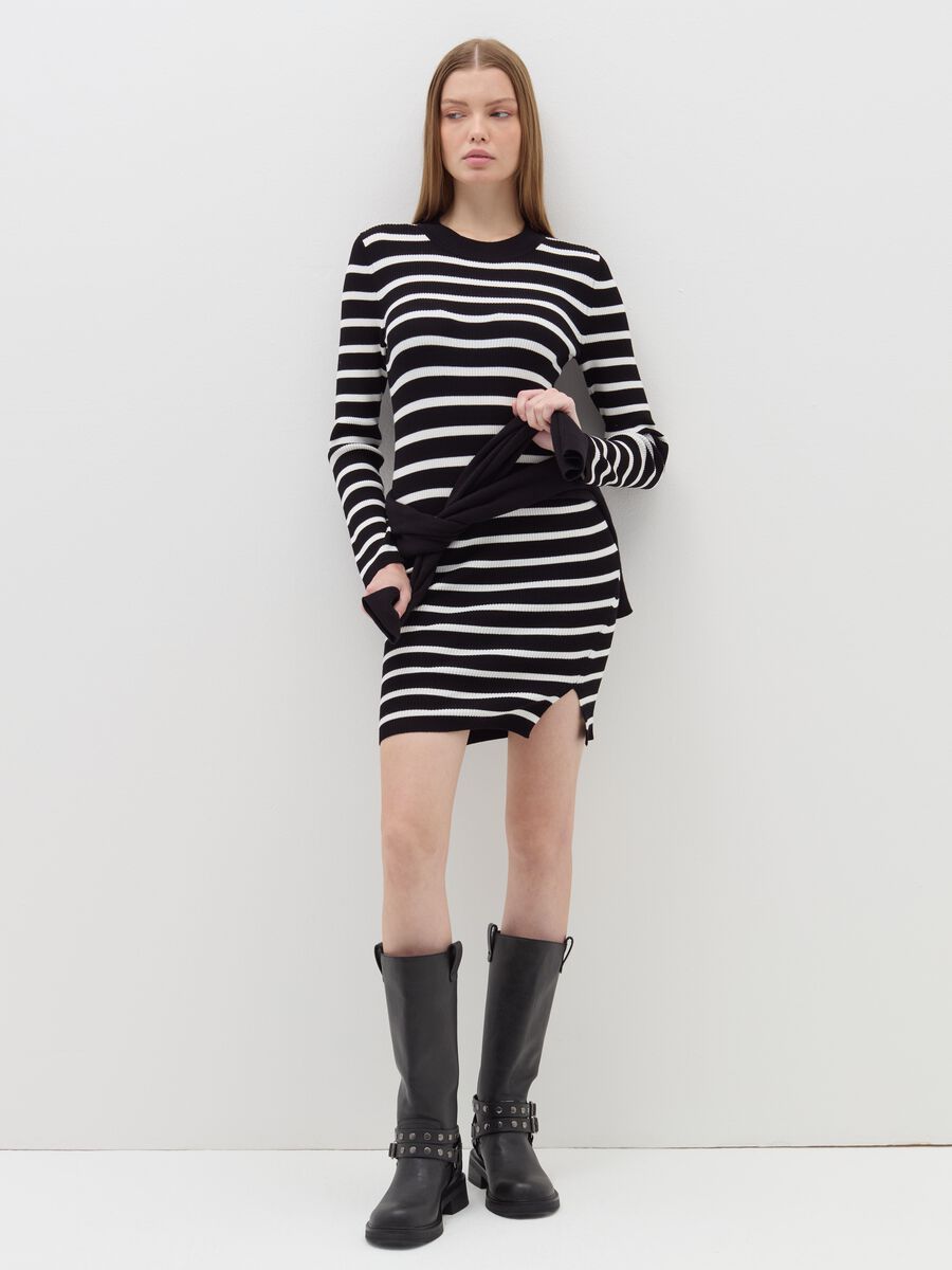 Short ribbed dress with striped pattern_0