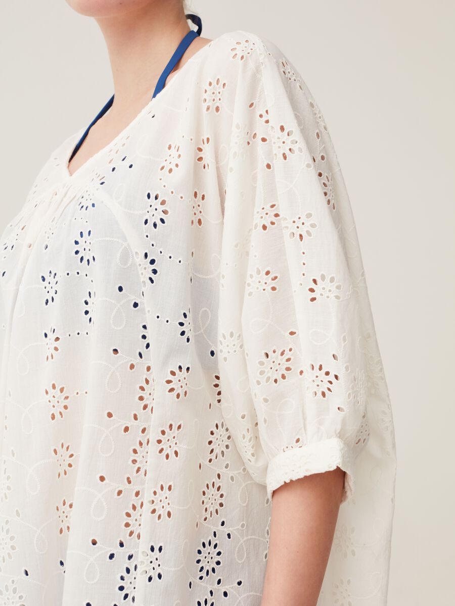 Beach cover-up in 100% cotton broderie anglaise._3