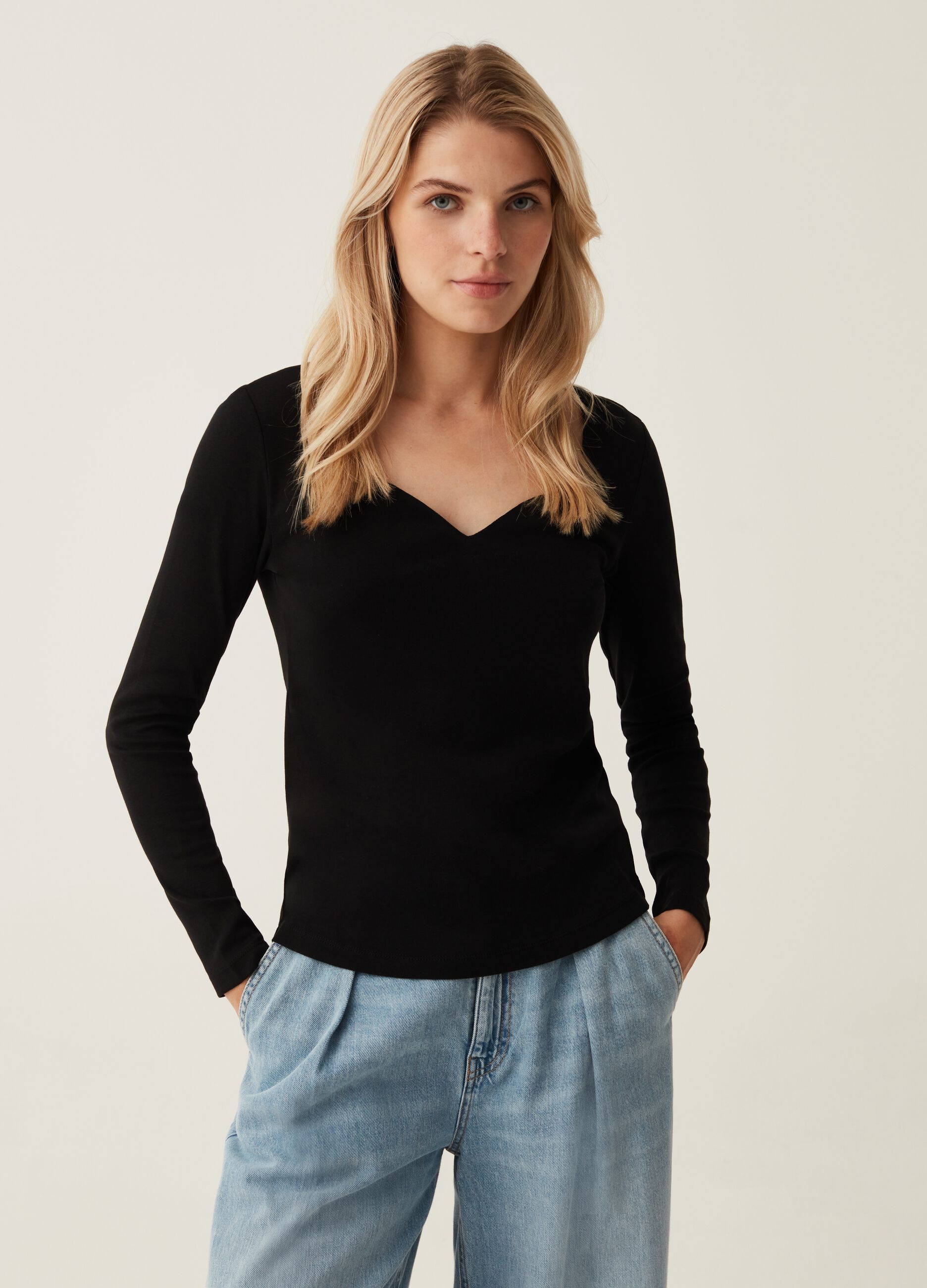 Long-sleeved T-shirt with sweetheart neck