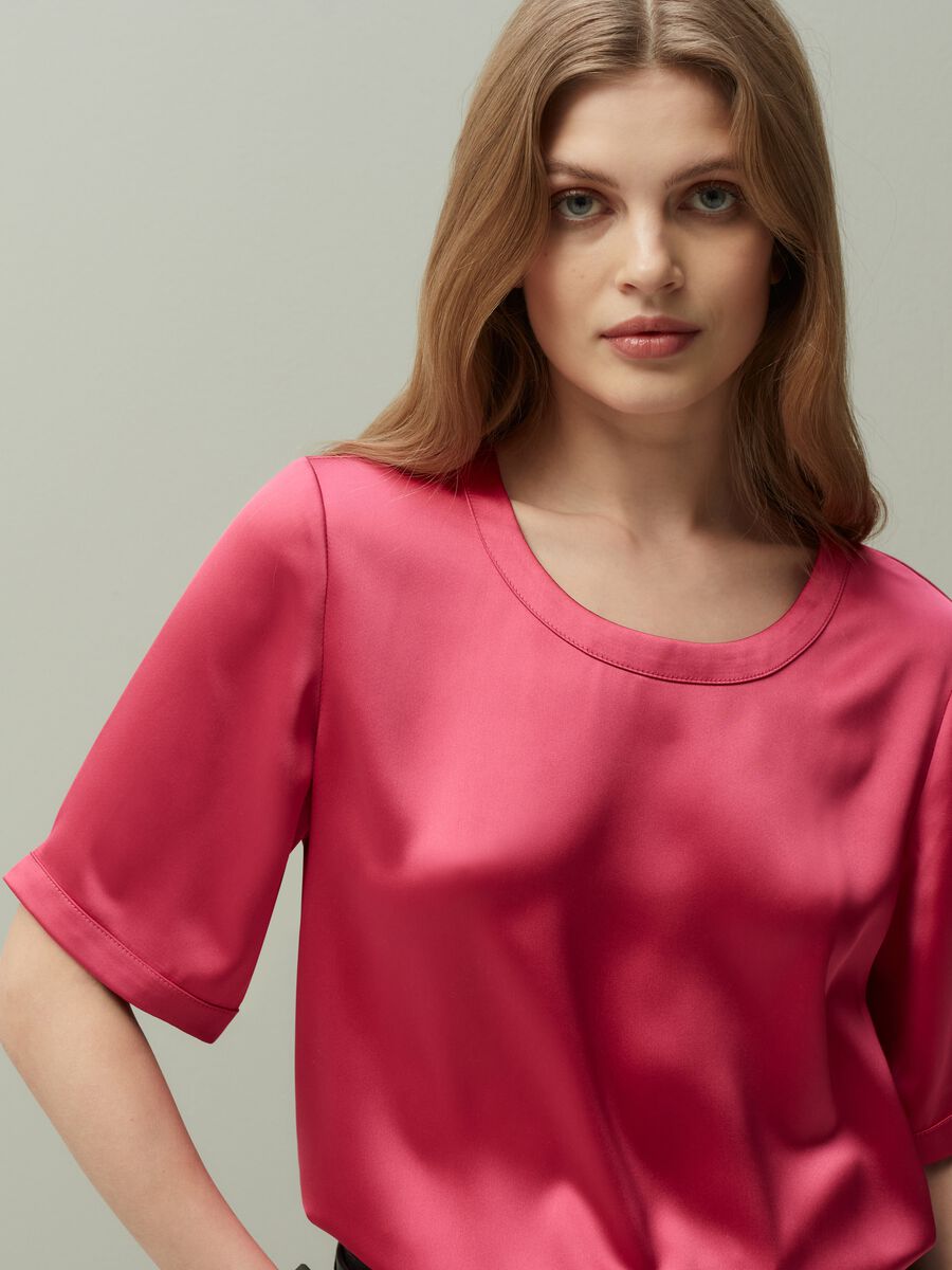 Blusa girocollo in satin_1