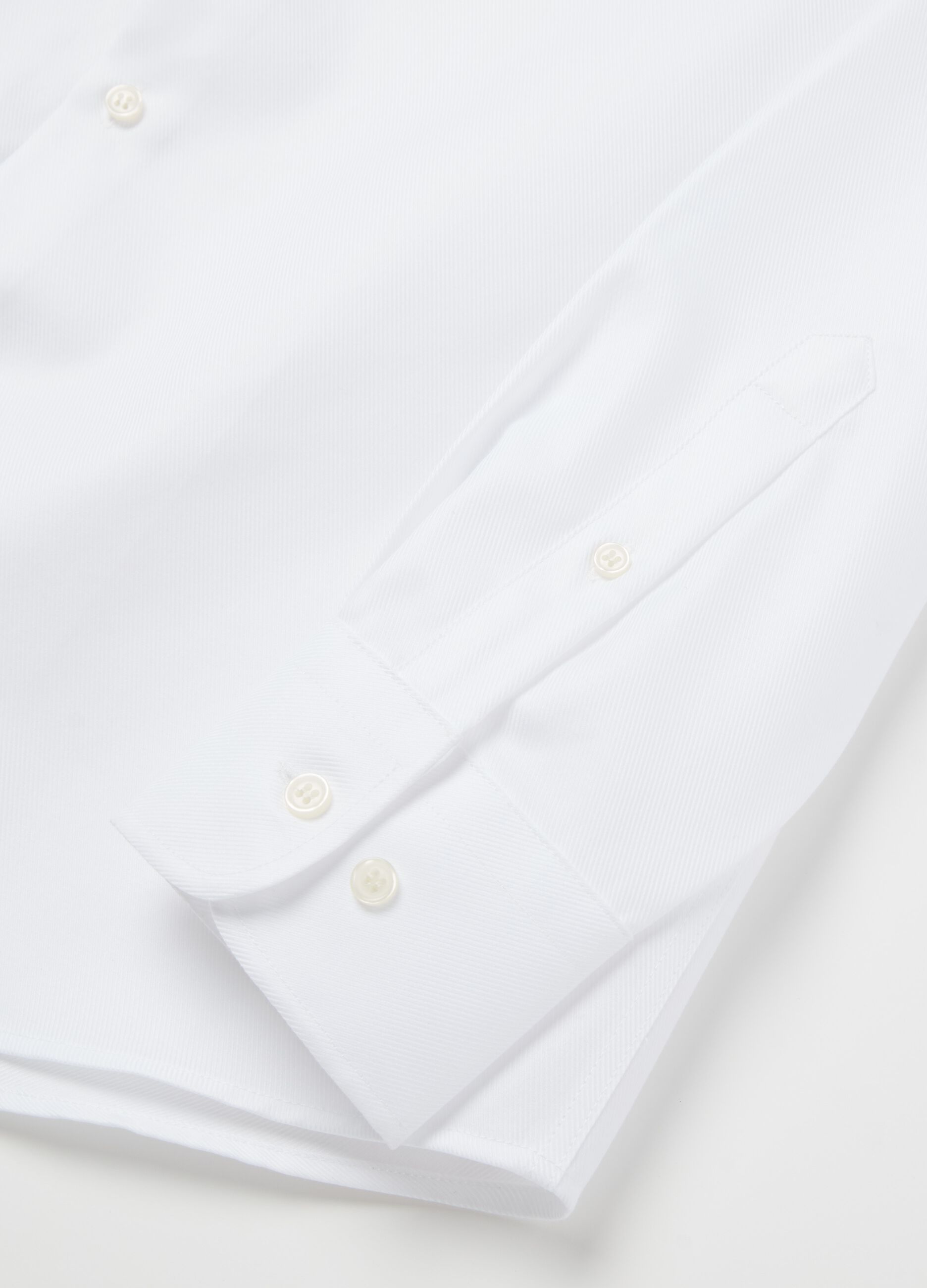 Regular-fit shirt with cut-away collar