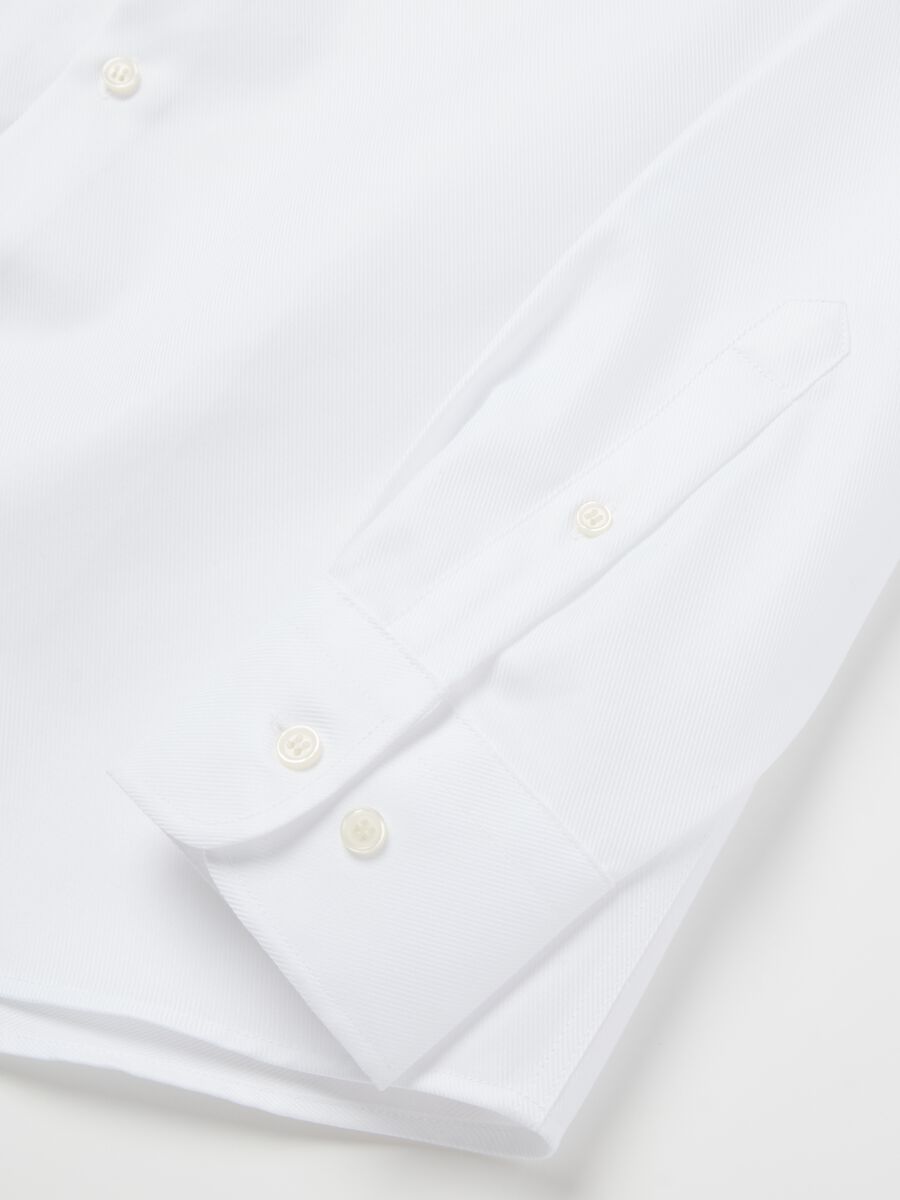 Regular-fit shirt with cut-away collar_5