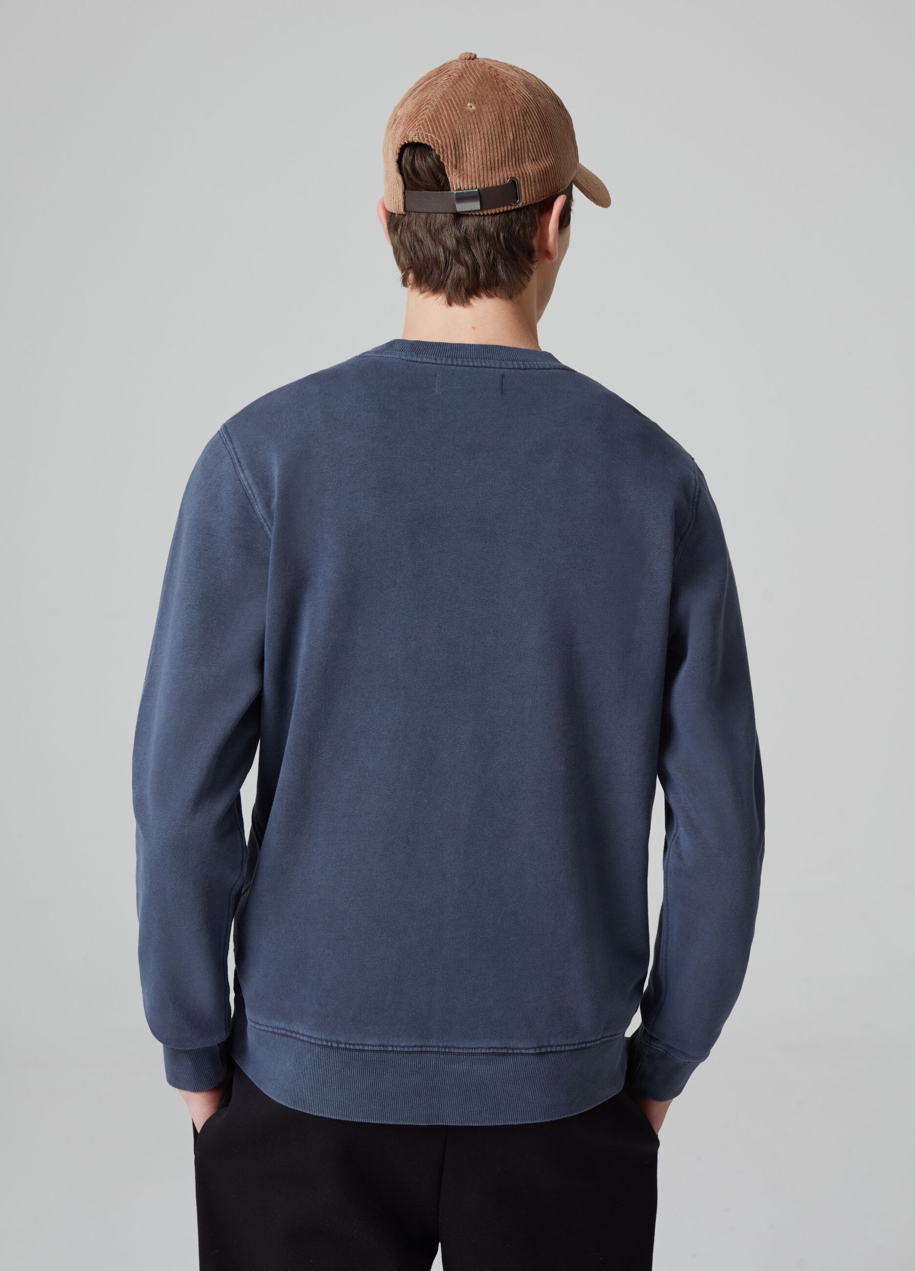 Sweatshirt with round neck and V detail