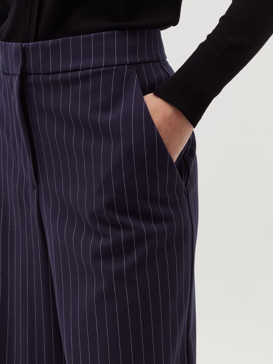 Pinstriped Bermuda shorts with pockets_3