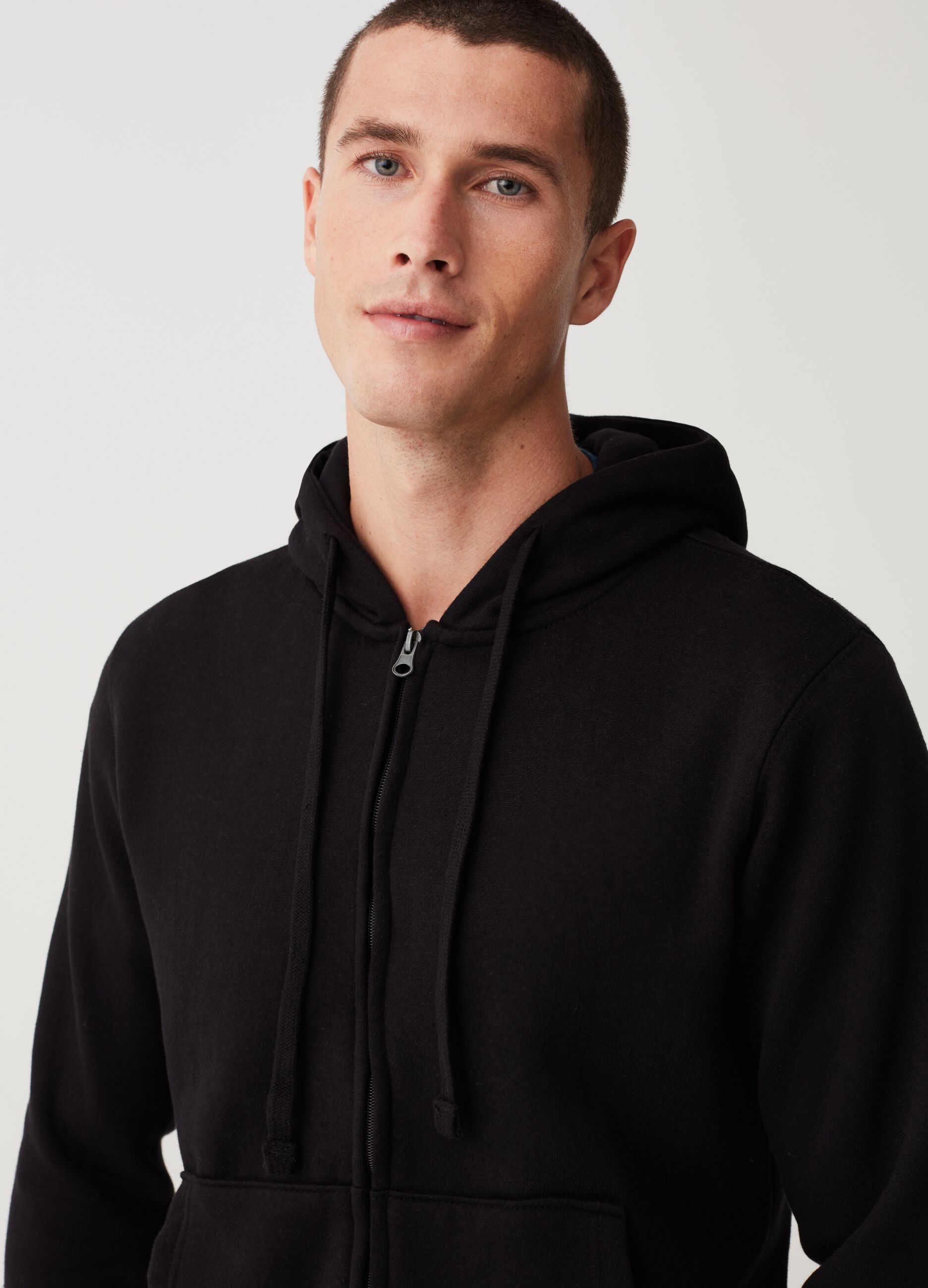 Hooded sweatshirt with zip closure