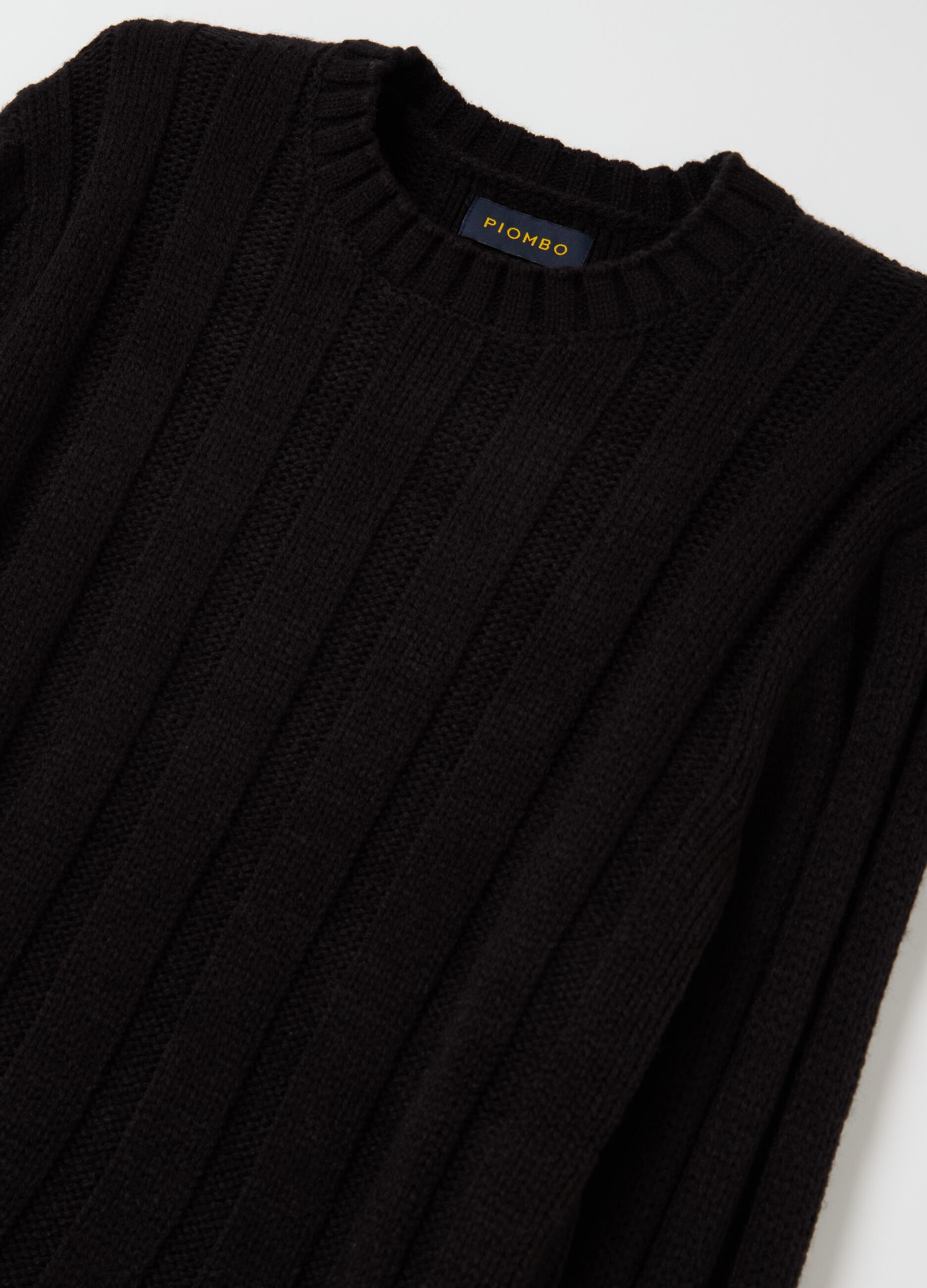 Ribbed pullover with round neckline