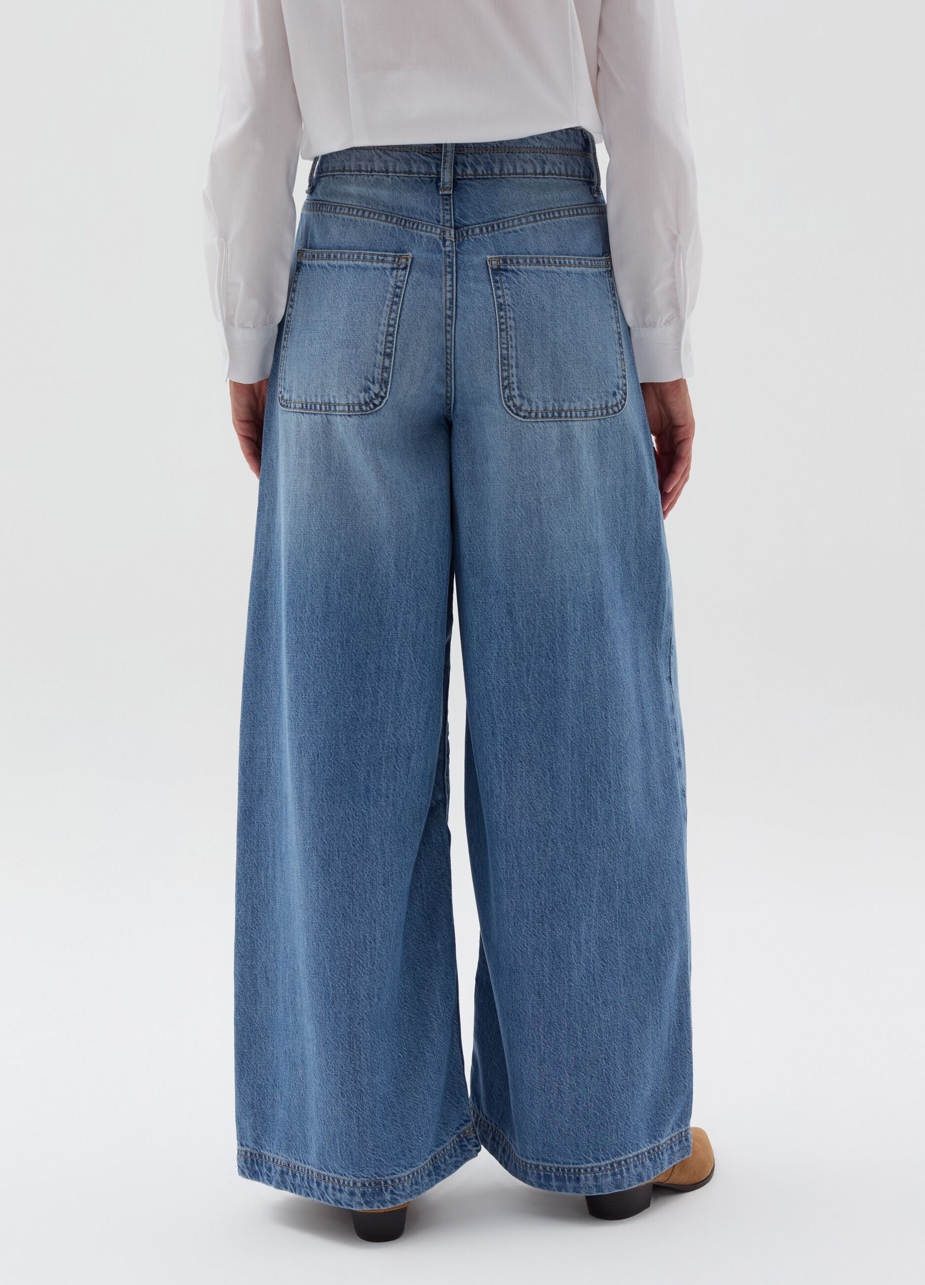 Relaxed-fit jeans with high waist