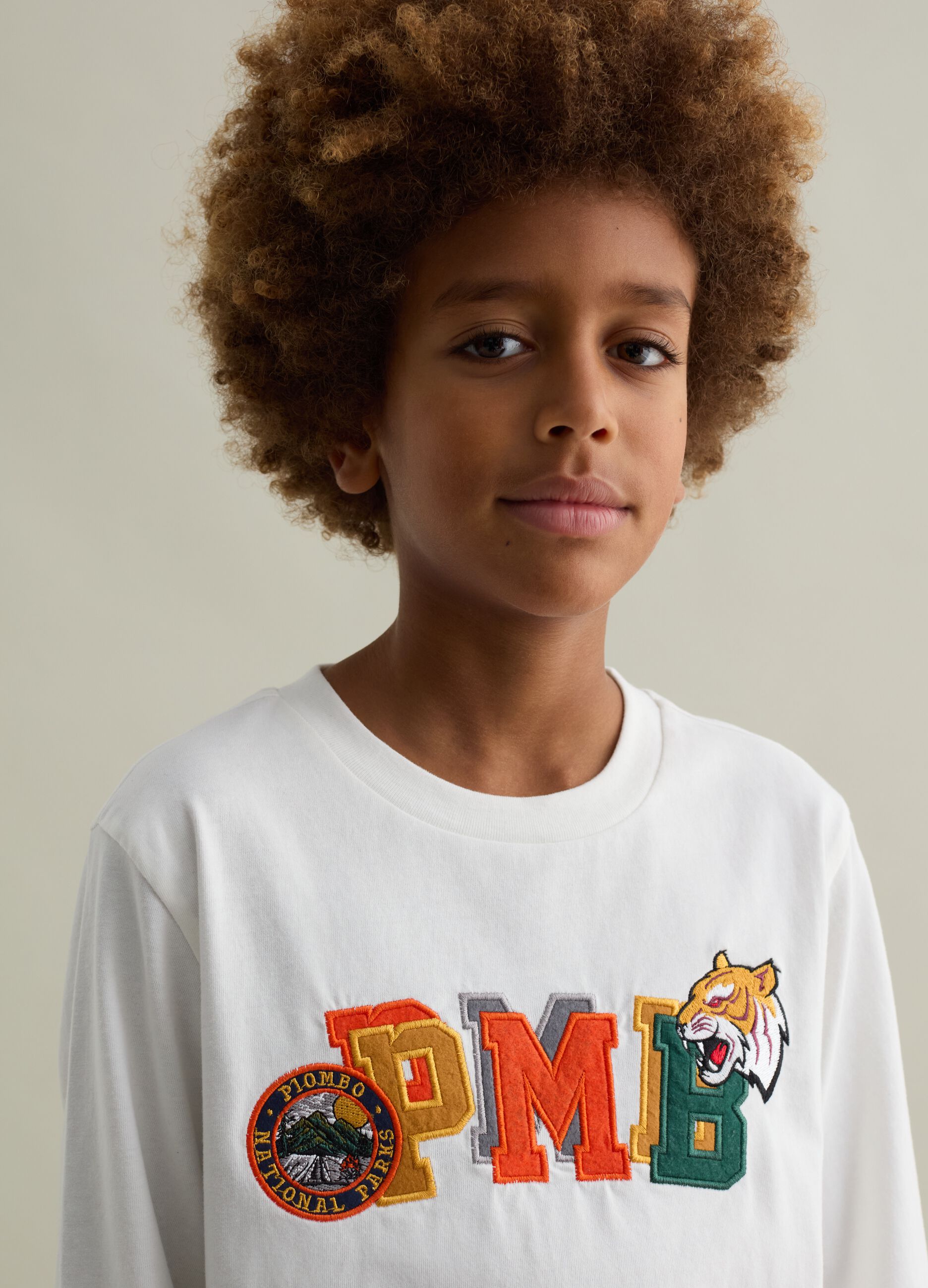 Long-sleeved T-shirt with tiger and logo patch