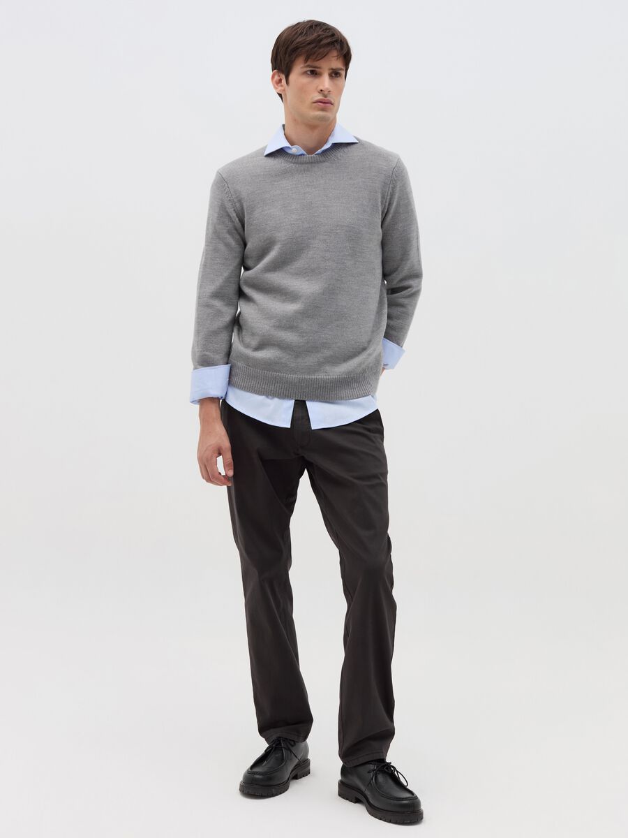 Pantalone chino regular fit in cotone stretch_0