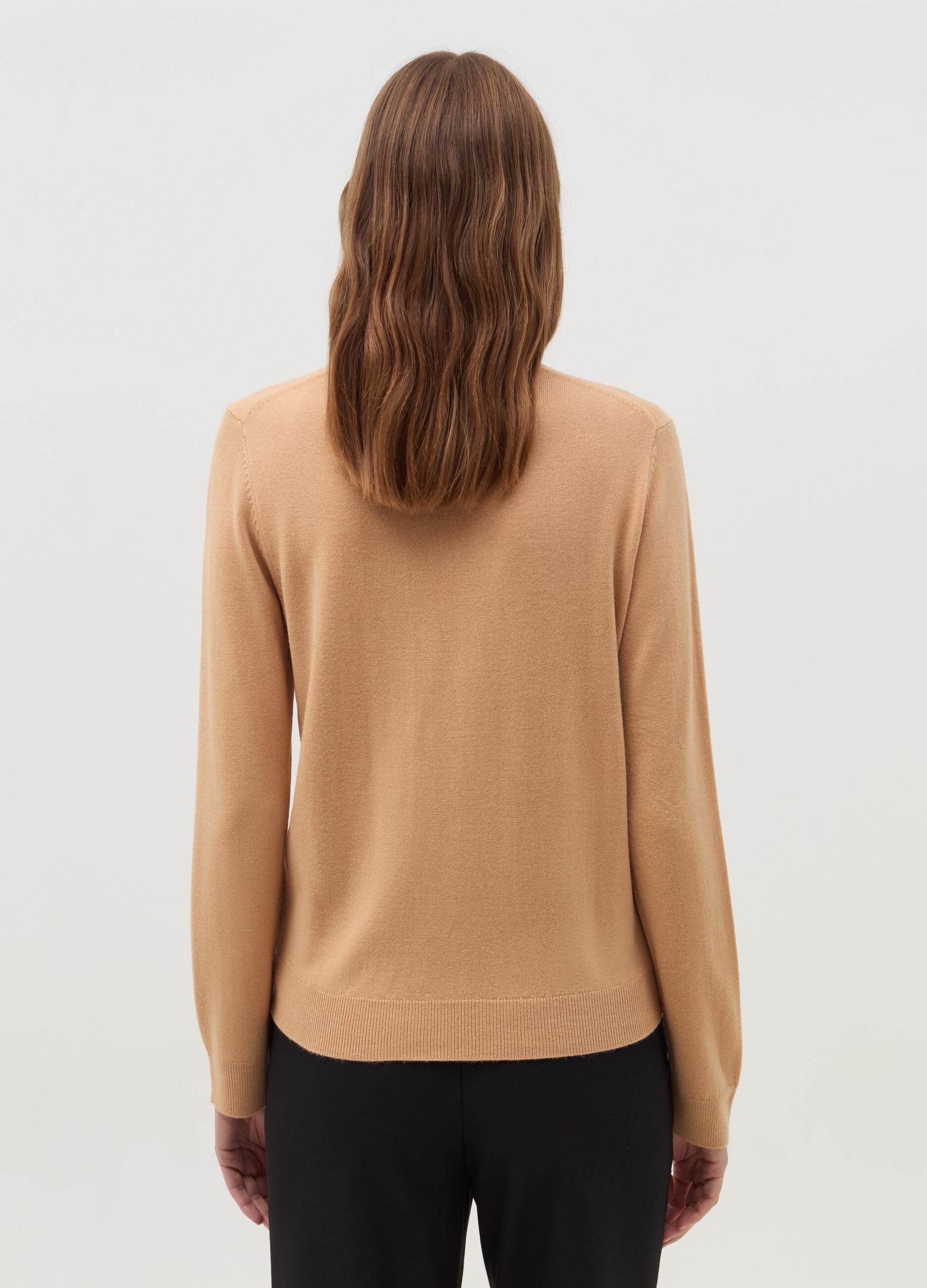 Top with long sleeves and round neck