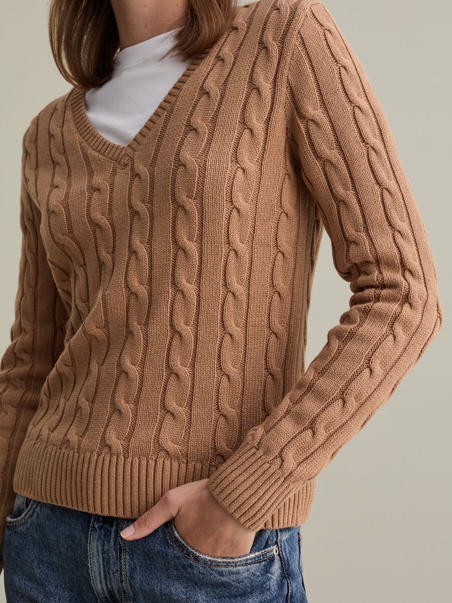 Cable-knit pullover with V neck_3