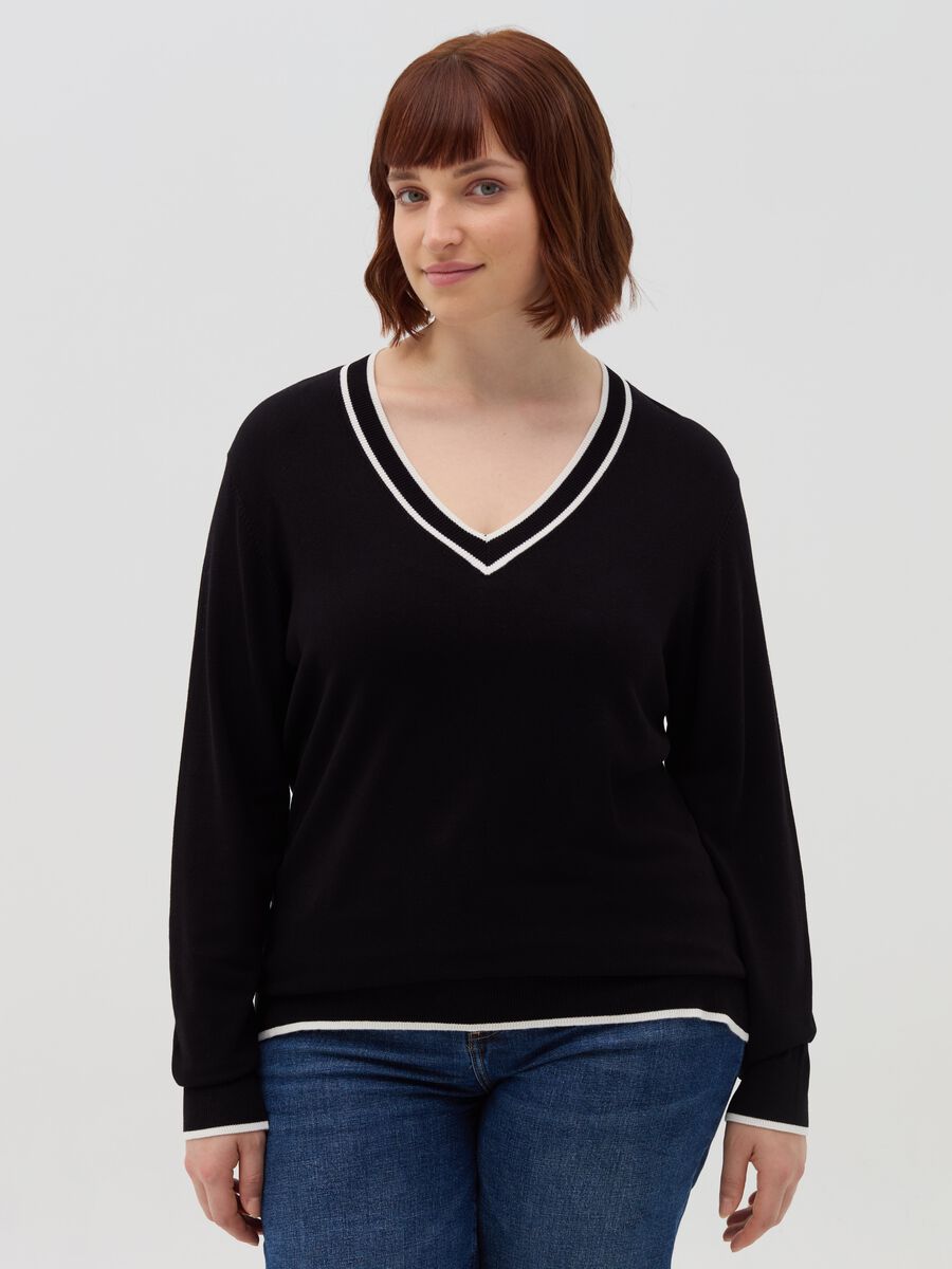 Curvy pullover with contrasting edging_1