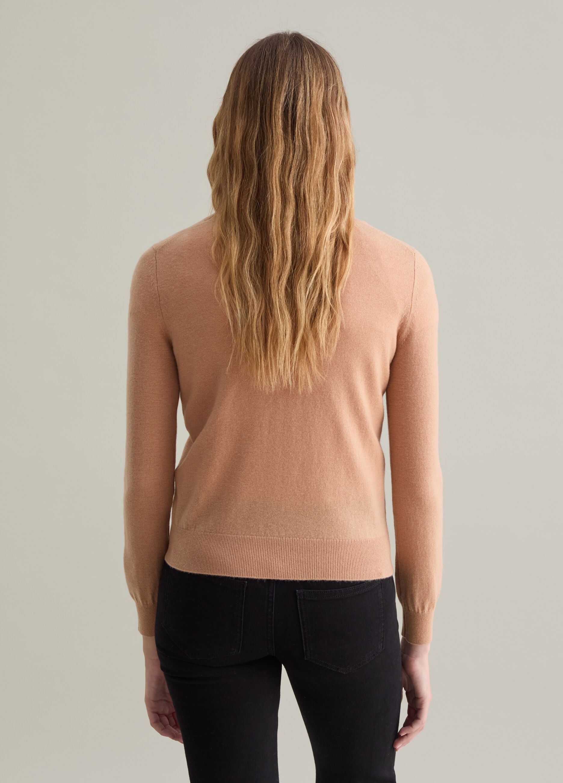 Wool pullover with round neck