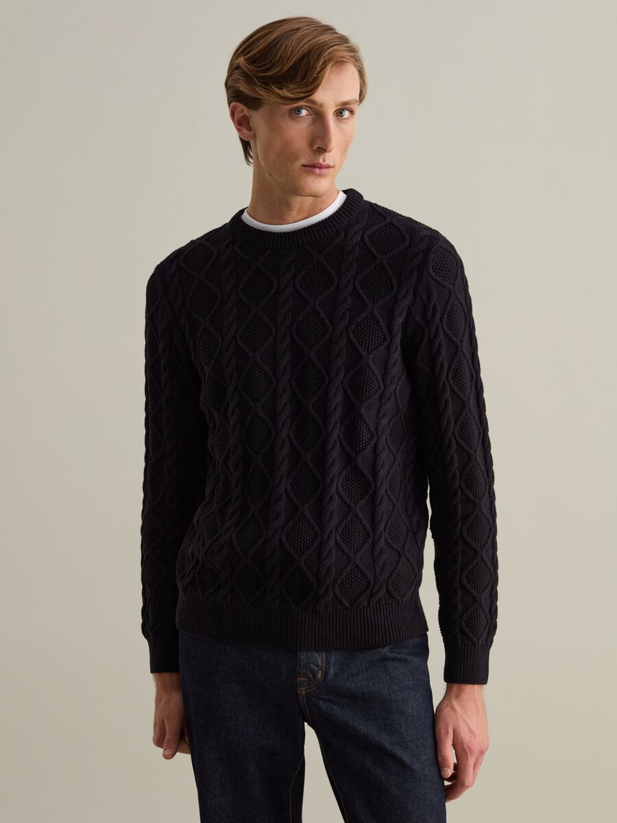 Cable-knit pullover with diamond motif_1