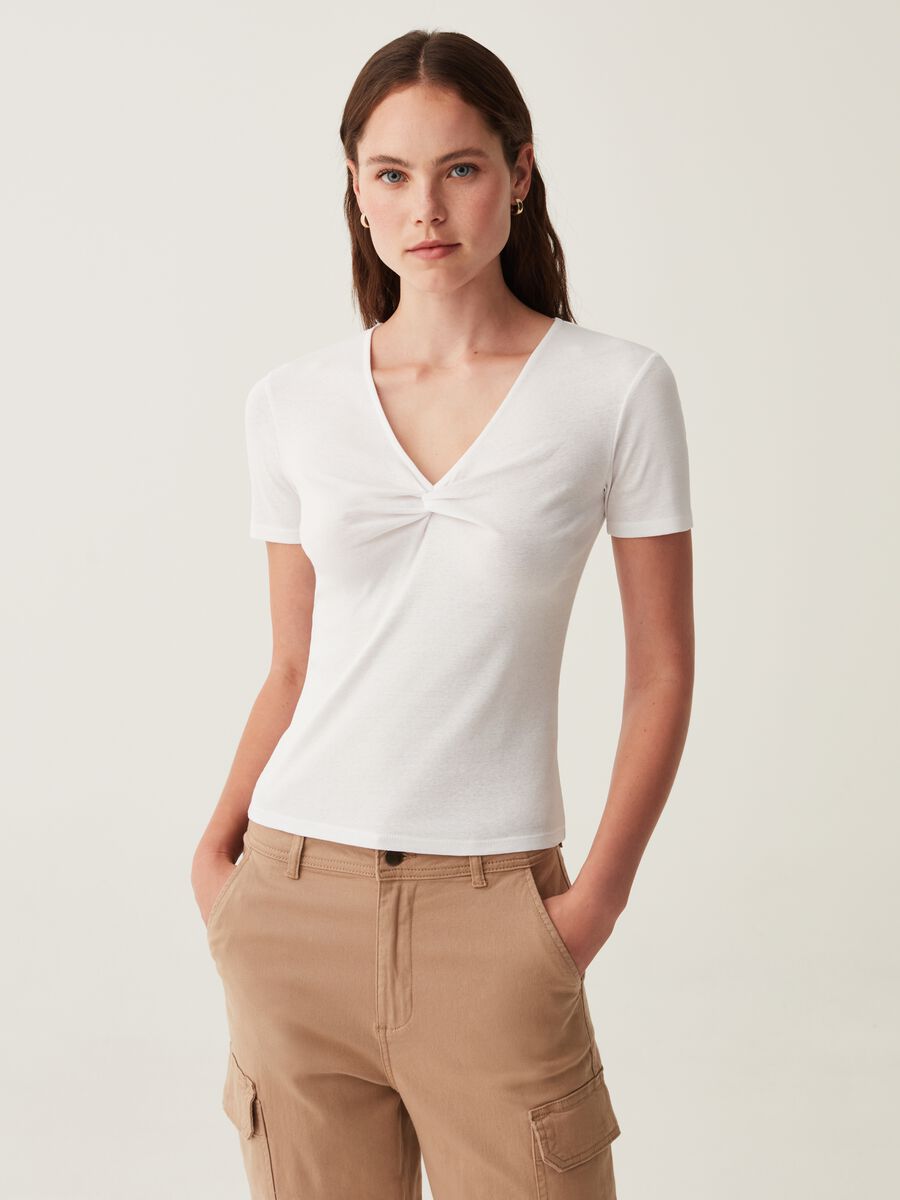 T-shirt with V neck and knot_0