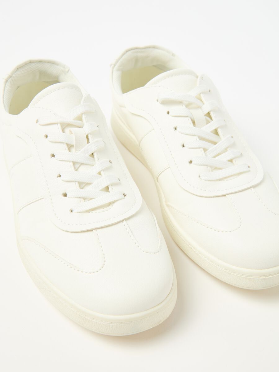 Sneakers with laces_1