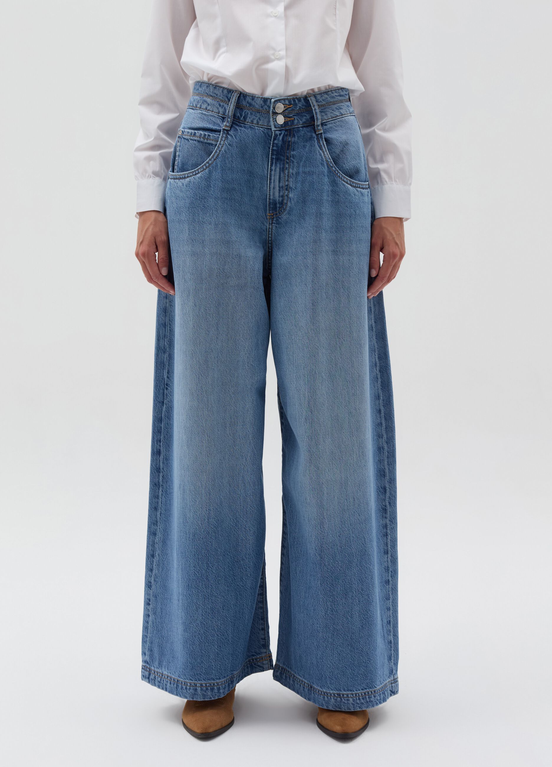 Relaxed-fit jeans with high waist