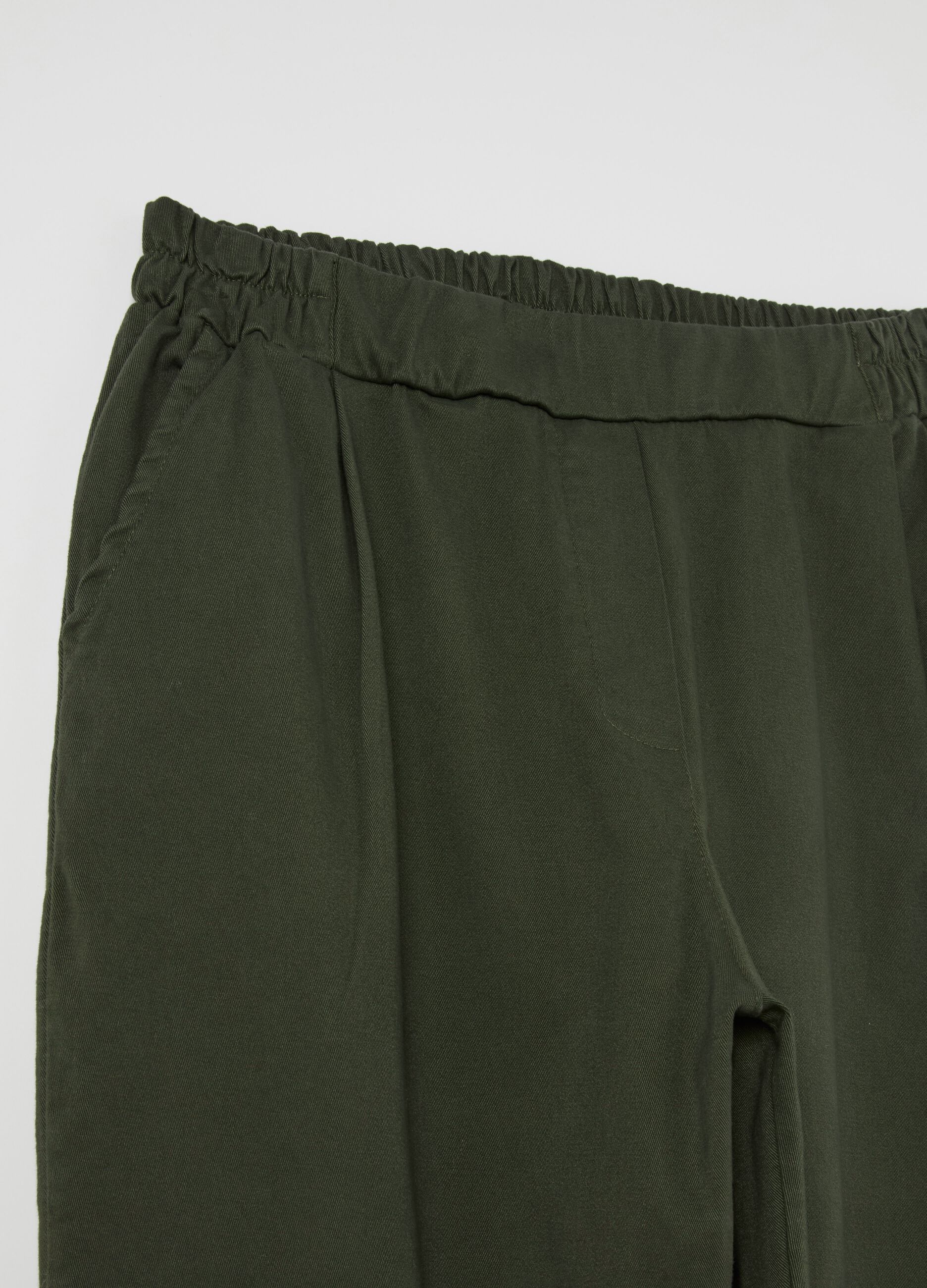 Pantalone a sigaretta con risvolti