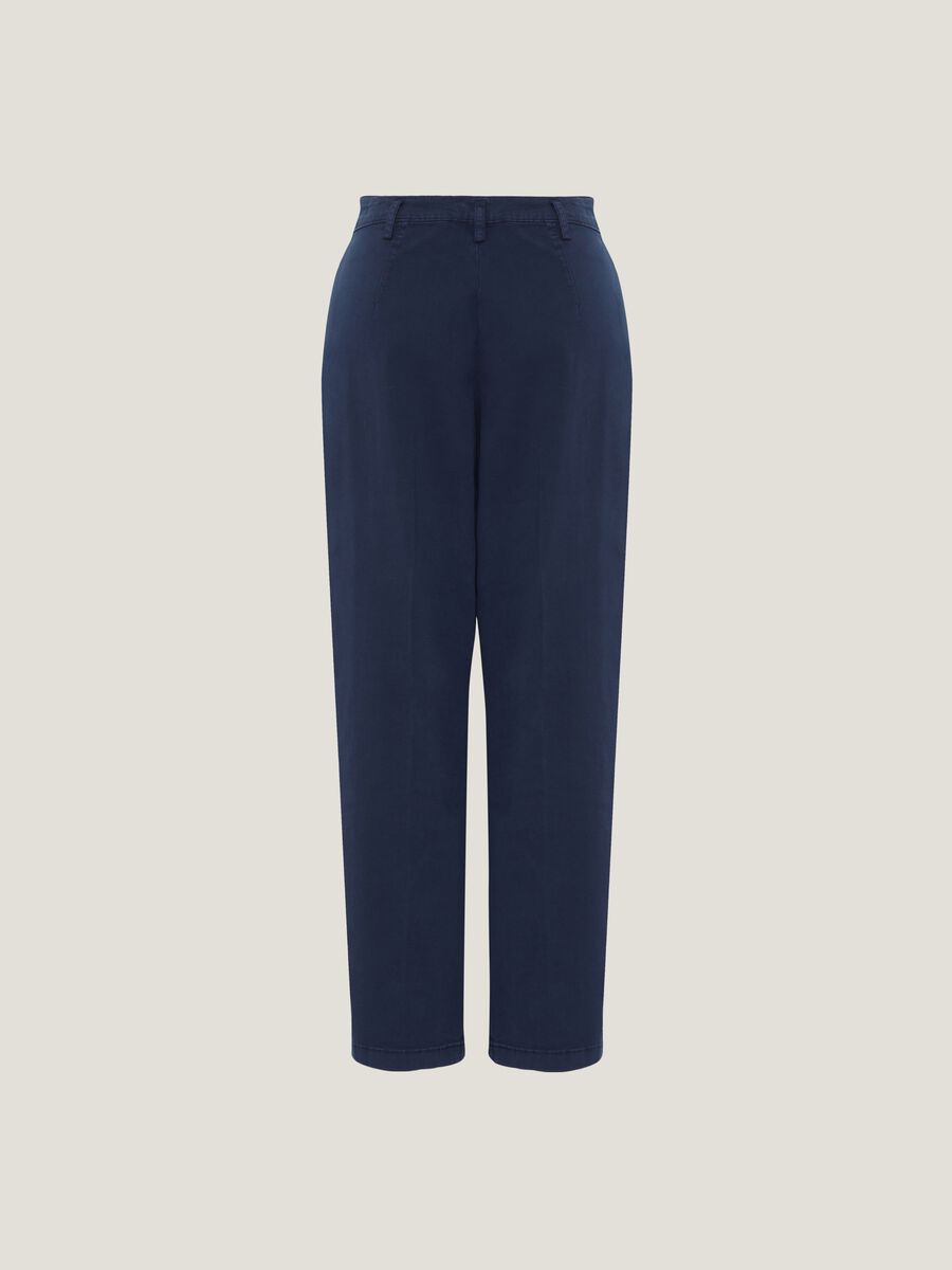 Cropped chino trousers with darts_4