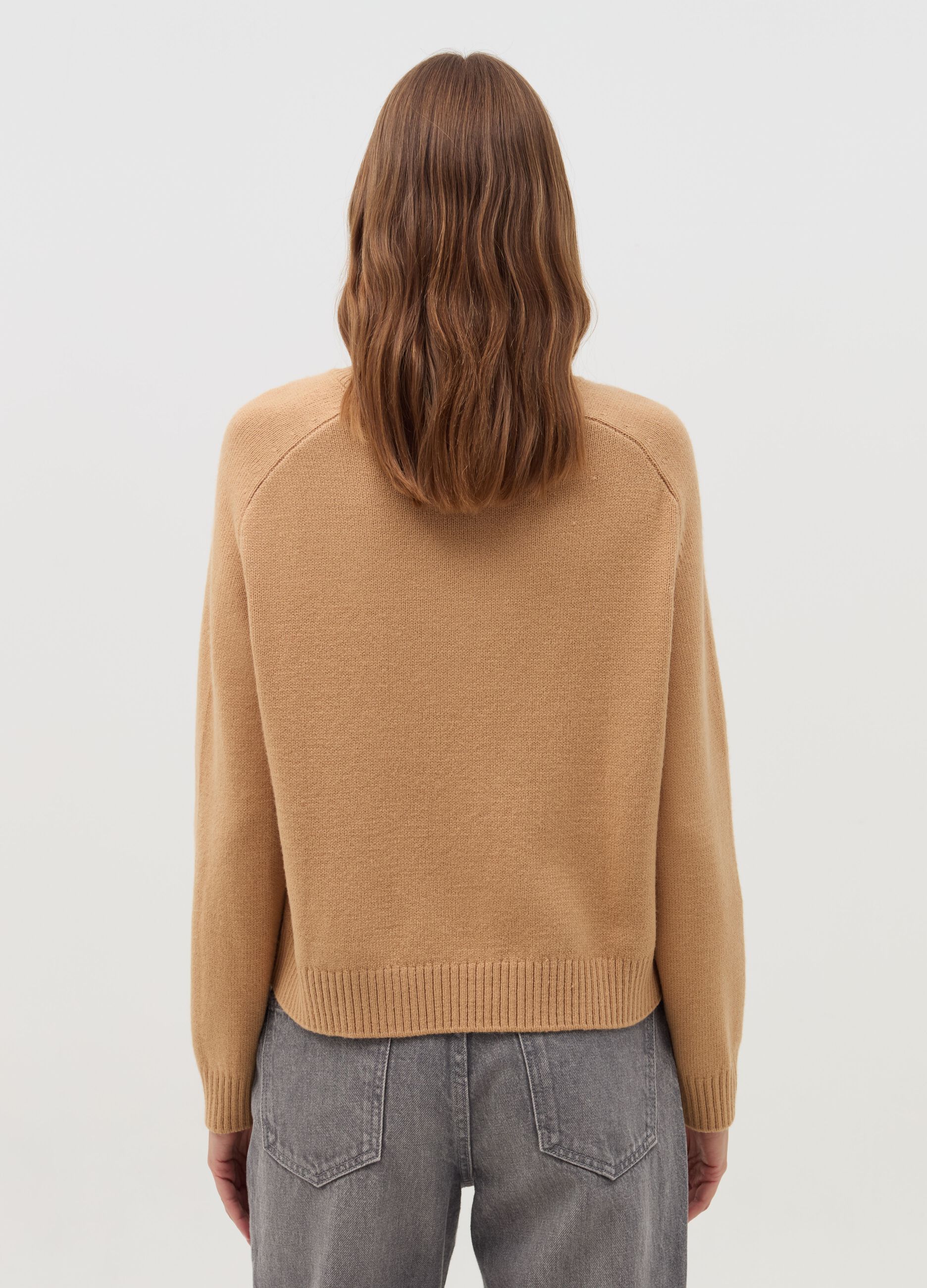 Pullover with raglan sleeves