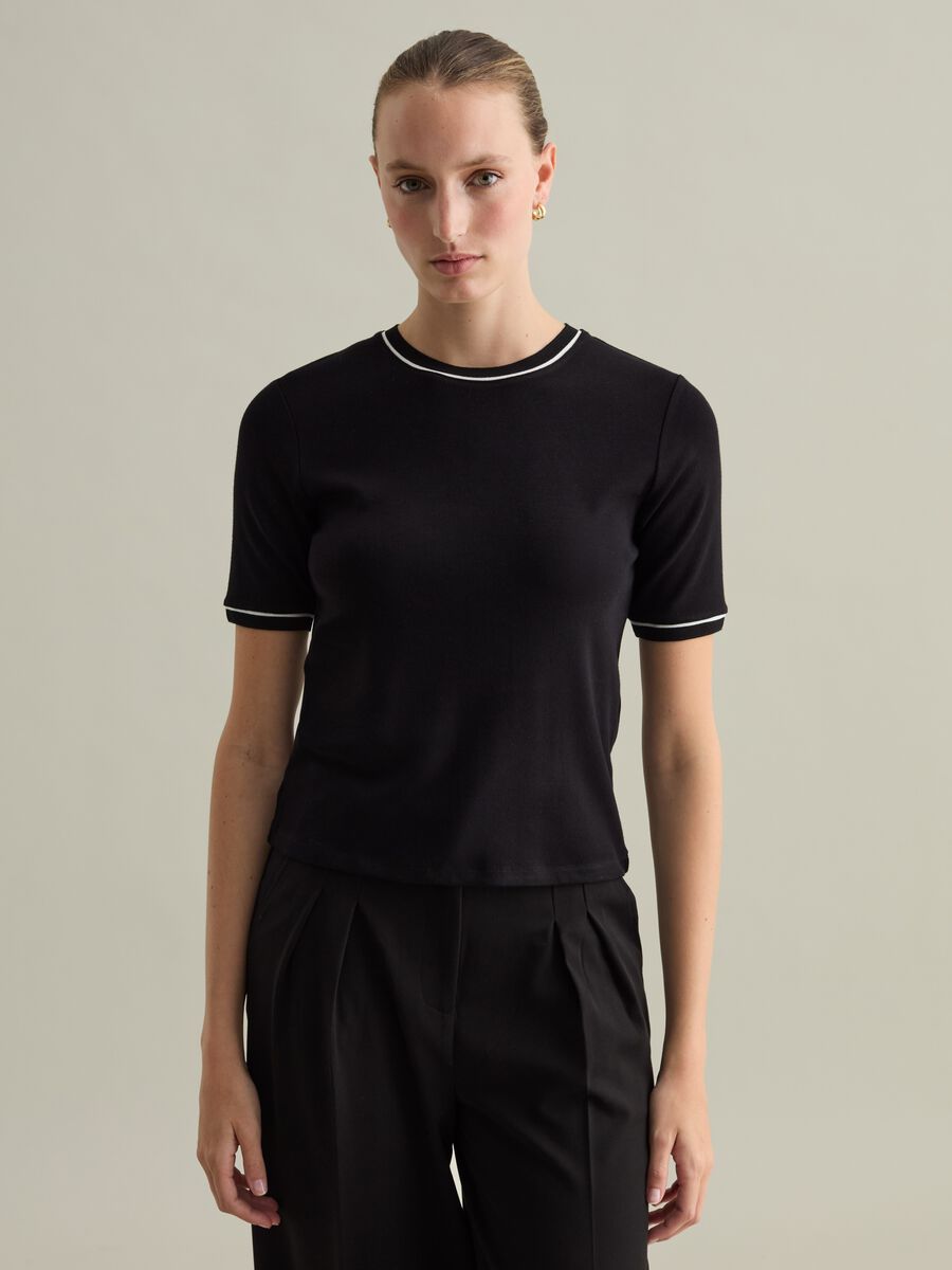 Contemporary T-shirt with contrasting piping_1