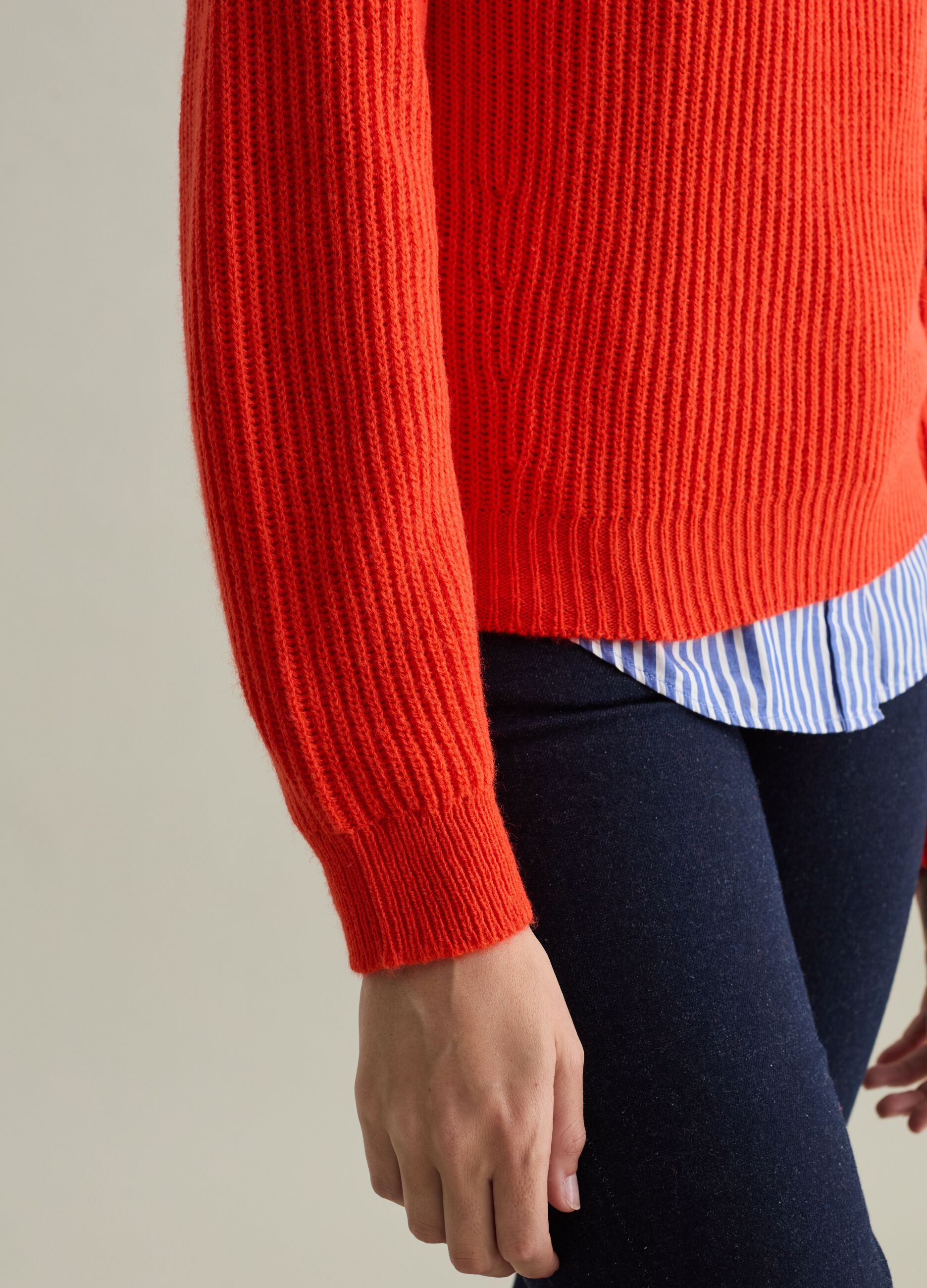 Ribbed pullover with round neckline