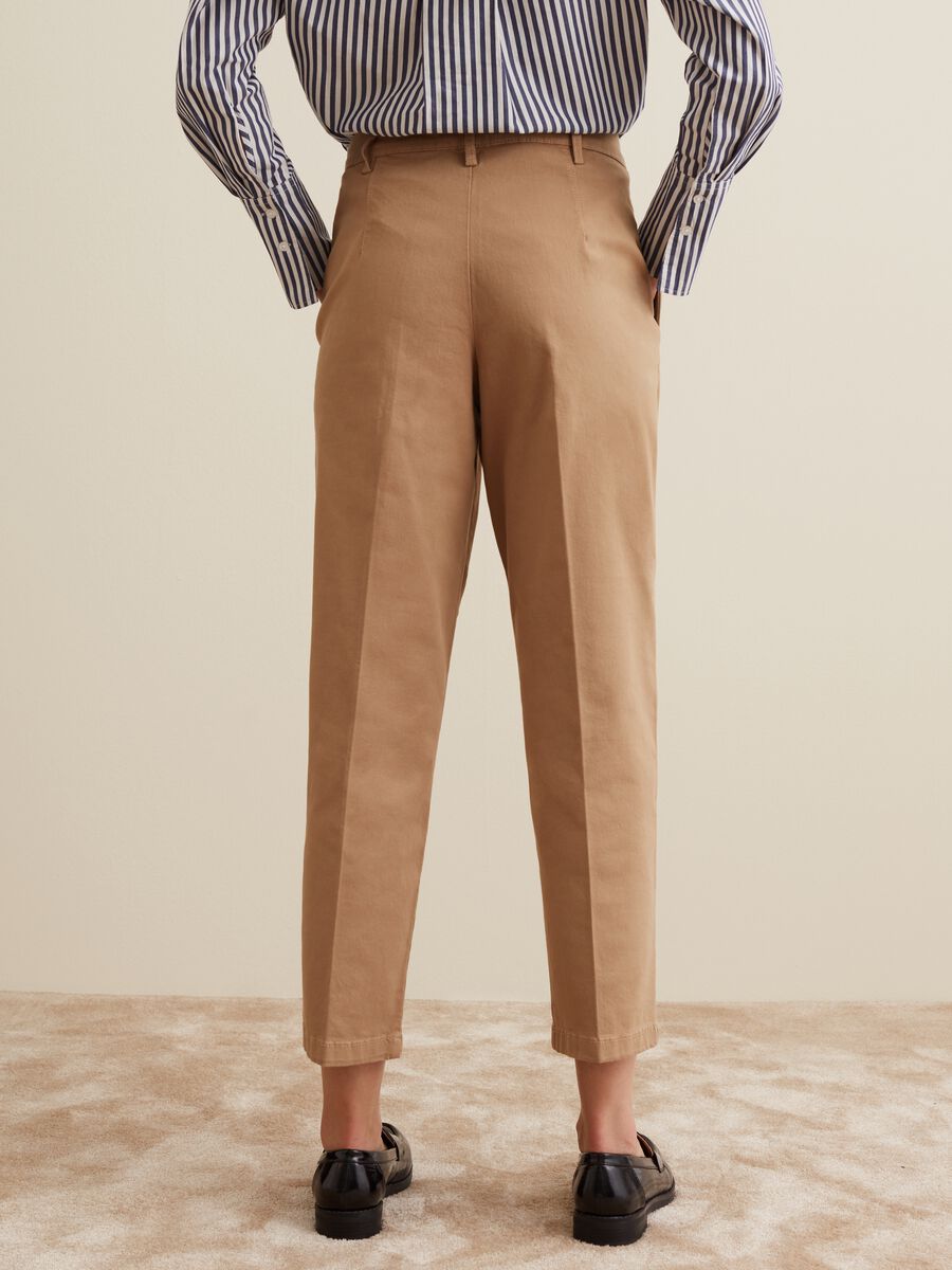 Cropped chino trousers with darts_2