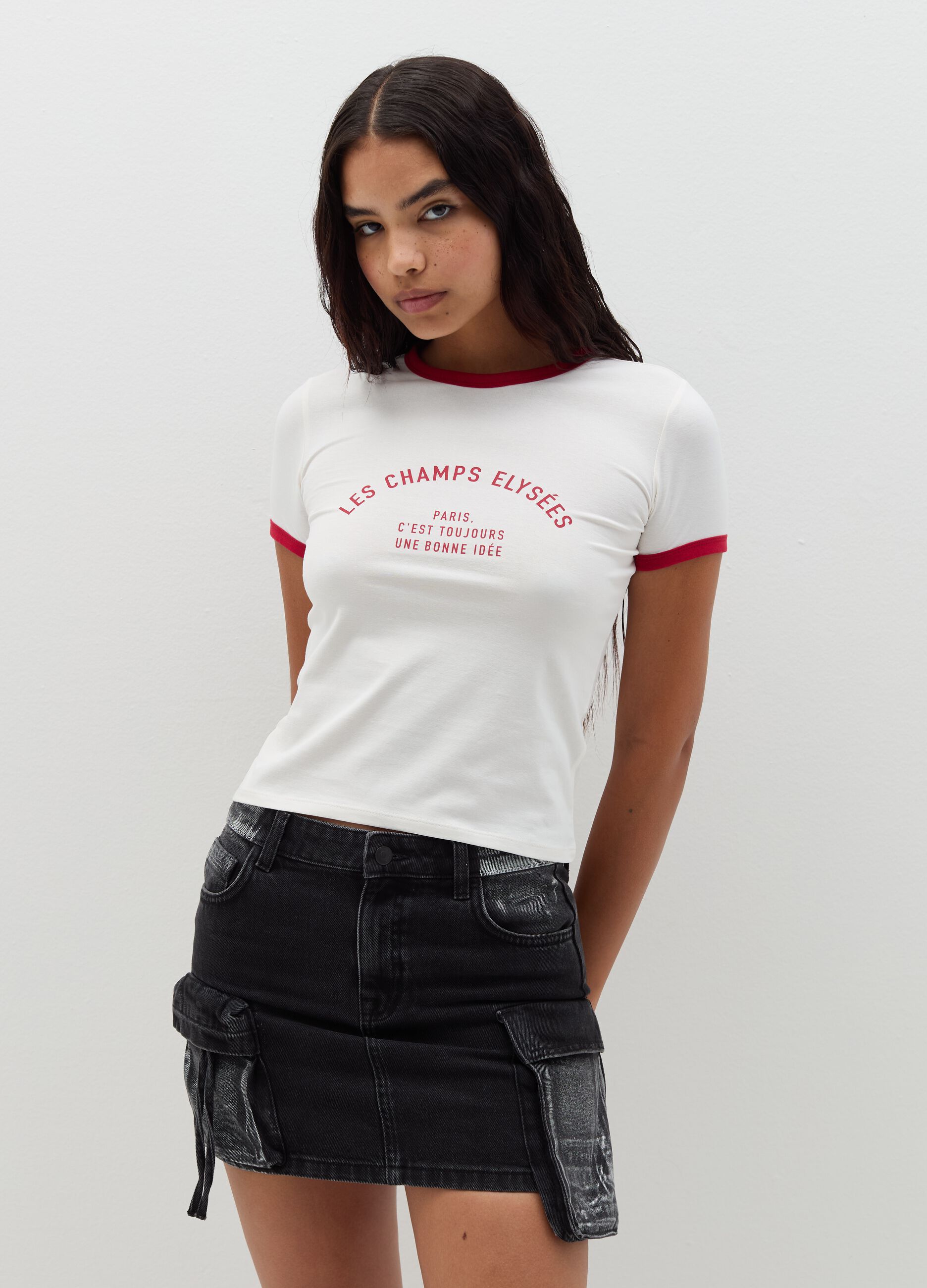 T-shirt con profili a contrasto e stampa