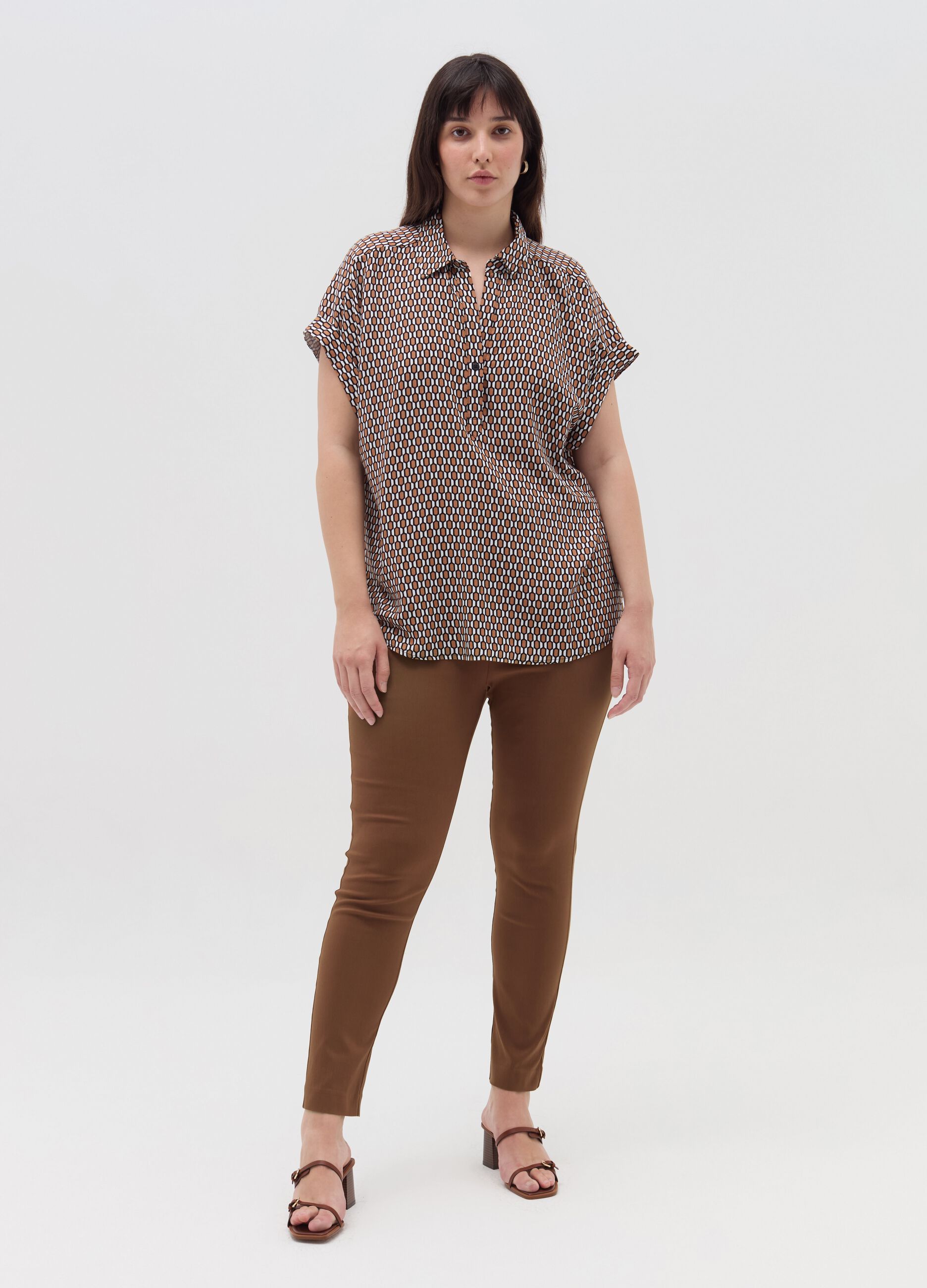 Curvy blouse with pattern and polo neckline