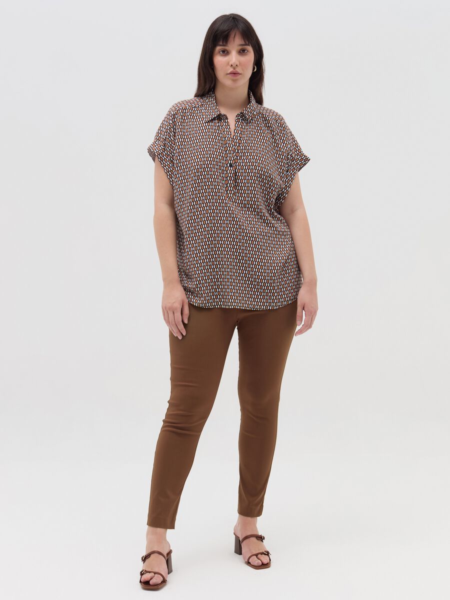 Curvy blouse with pattern and polo neckline_0