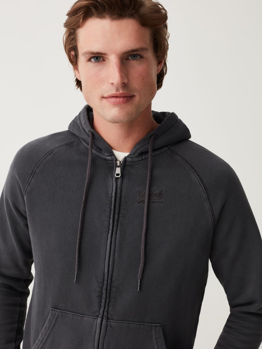 Full-zip con cappuccio e ricamo logo_1