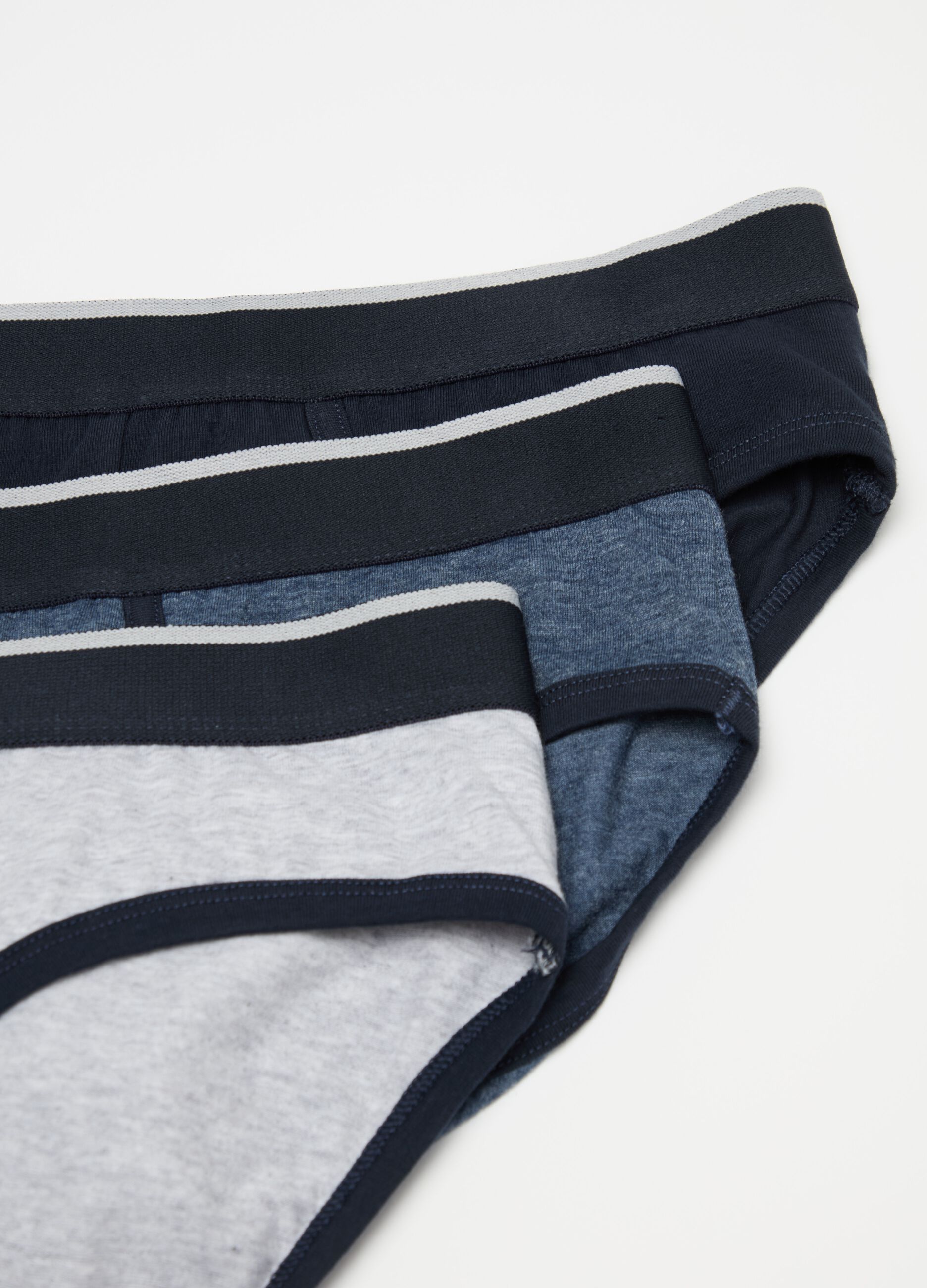 Three-pack briefs with contrasting piping