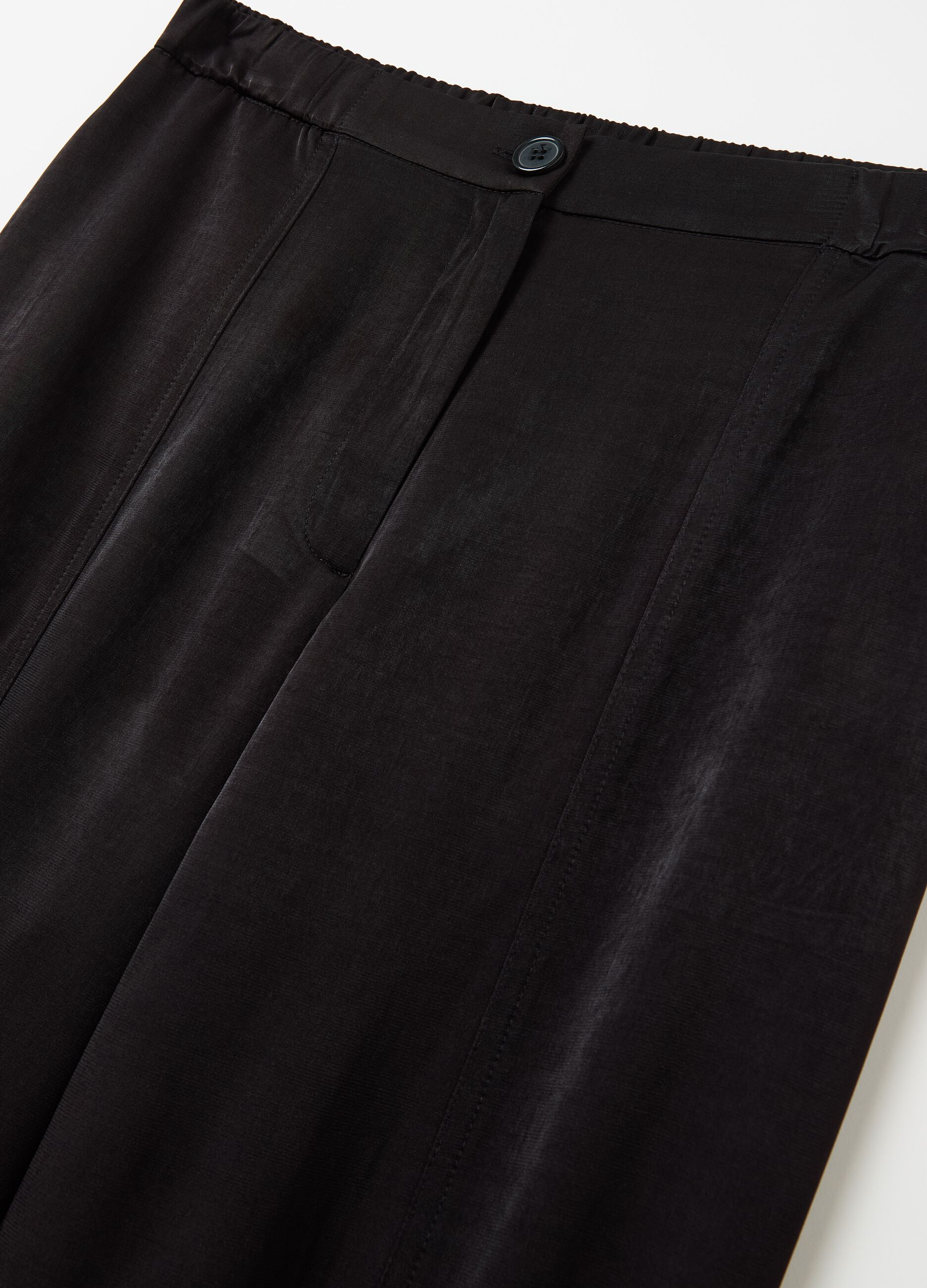 Pull-on trousers with raised stitching