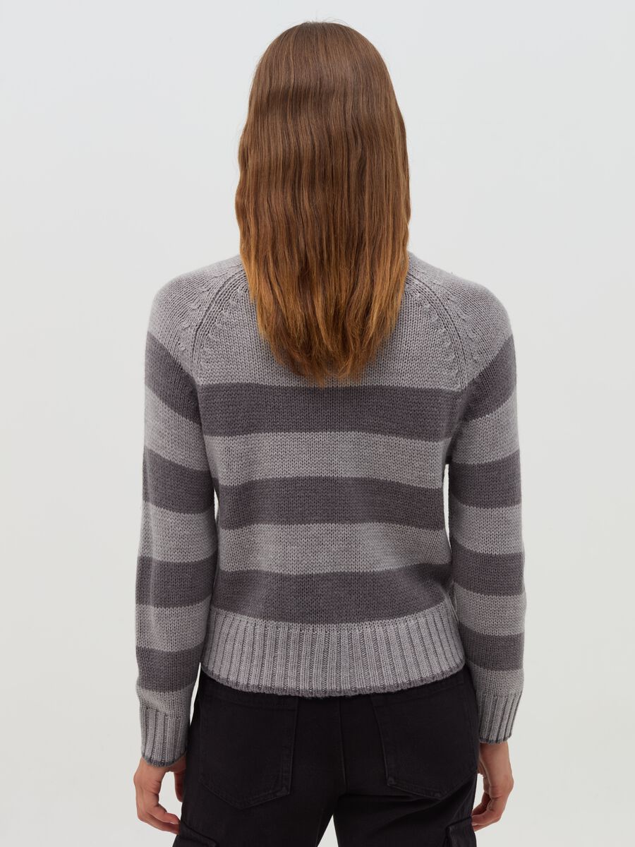 Striped pullover with raglan sleeves_2