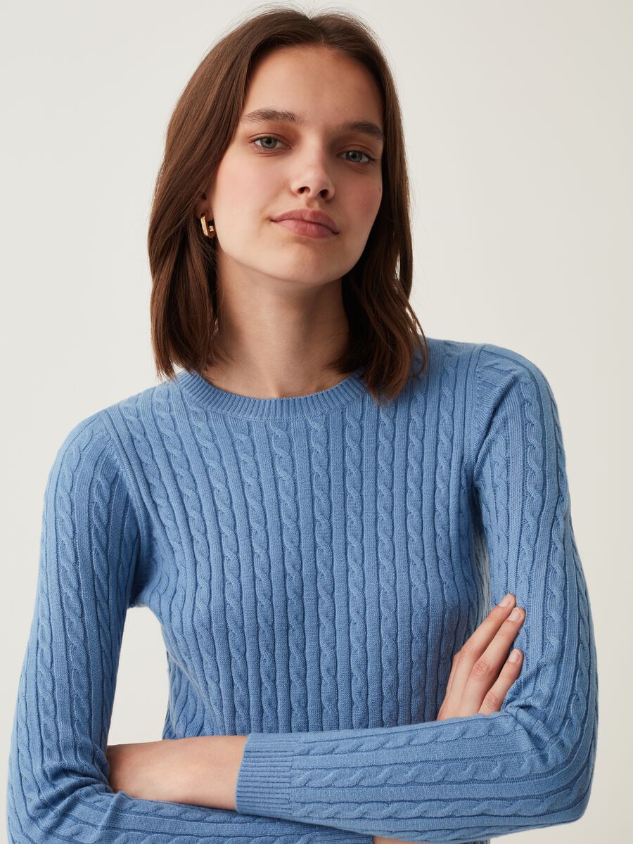 Pullover with round neck and ribbed design_1