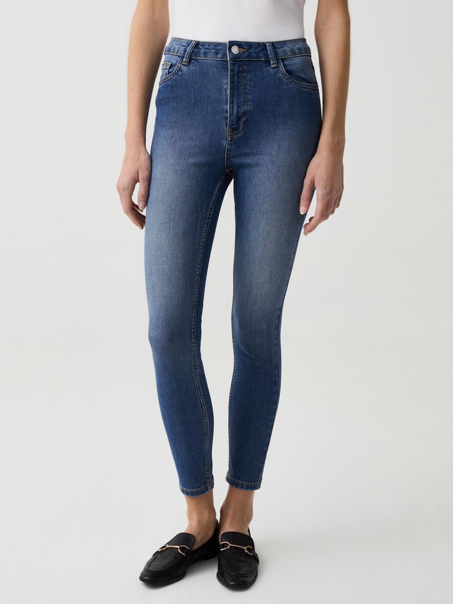 Pantaloni jeans da donna skinny, a vita alta o bassa