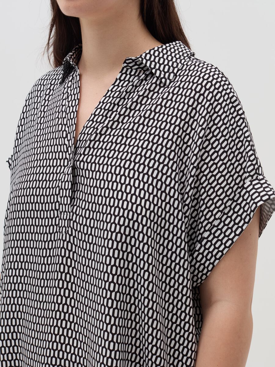 Curvy blouse with pattern and polo neckline_3