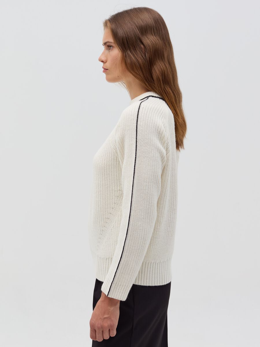 Pullover with contrasting striped edging_3