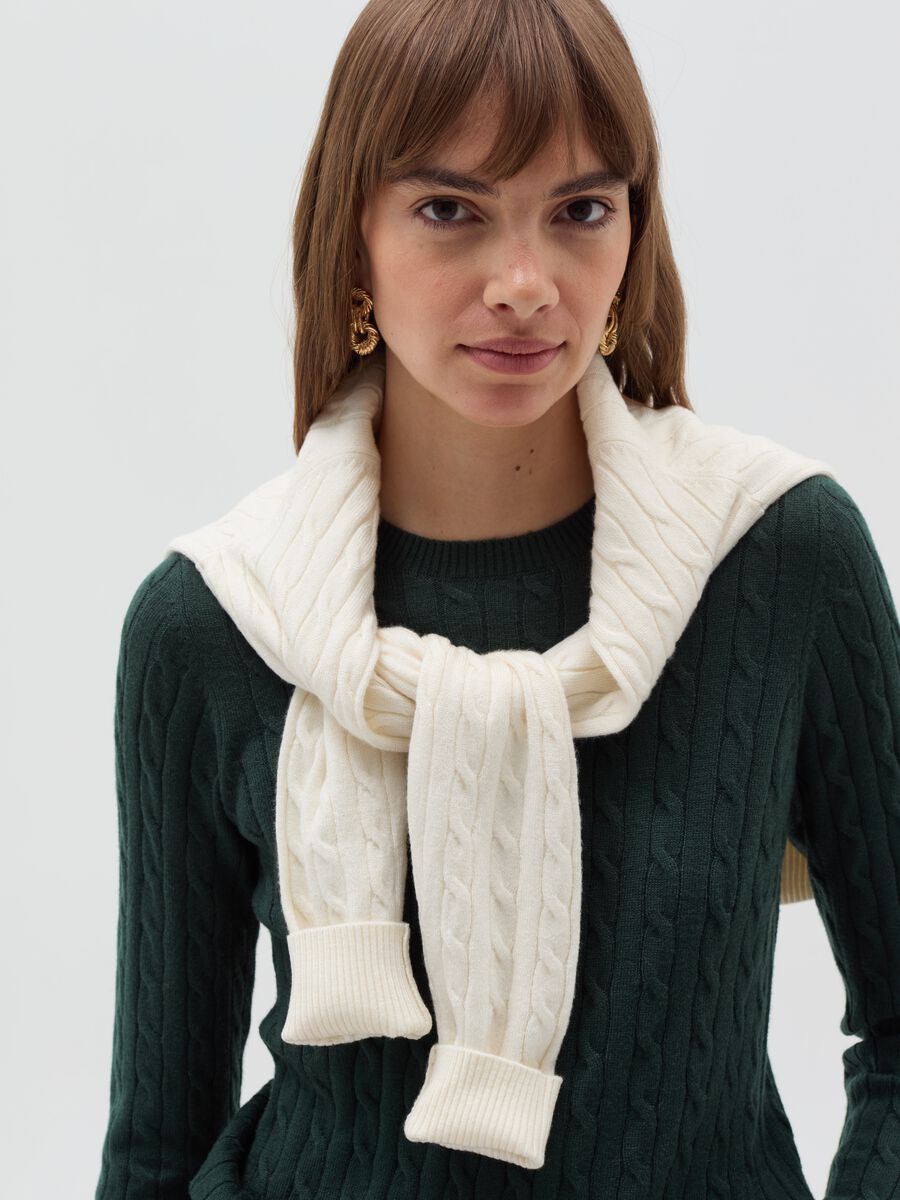 Ribbed pullover with cable-knit design_0