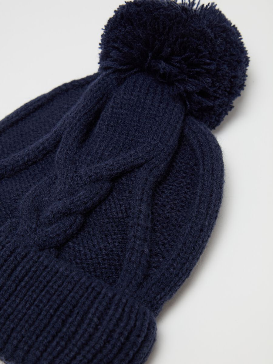 Knitted hat with pompom_1