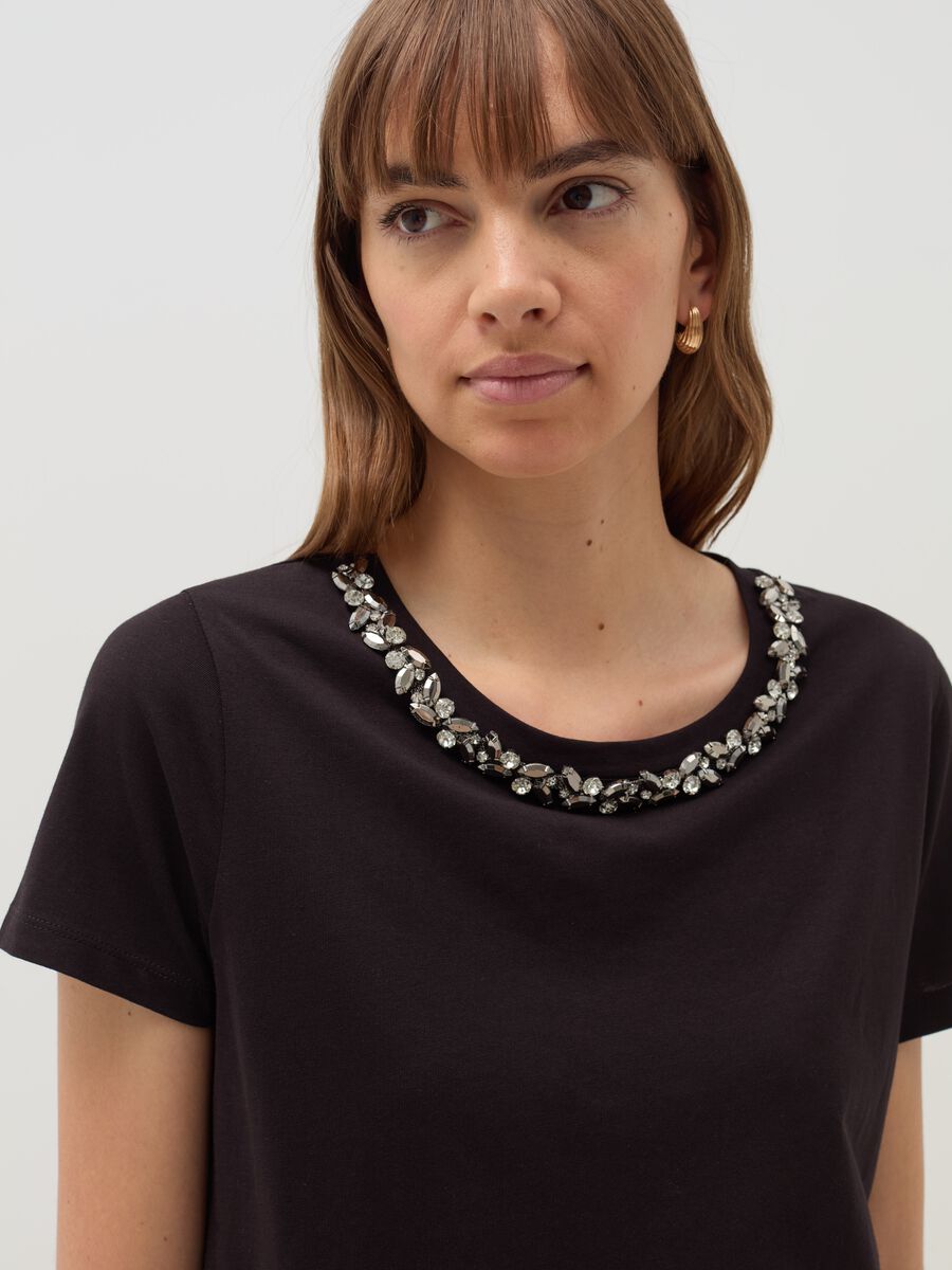 T-shirt with round neck and jewel applications_1