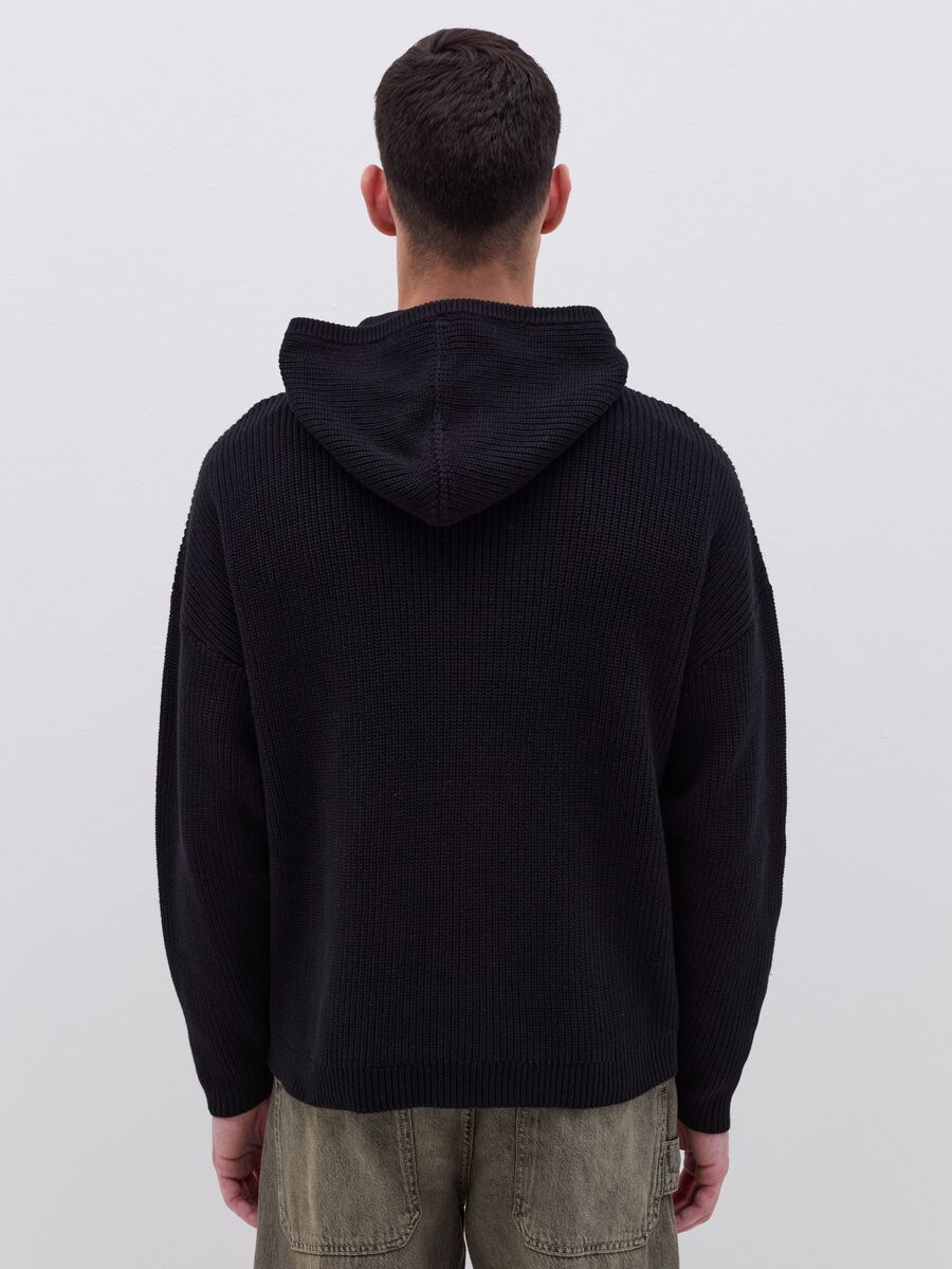 Knitted pullover with hood_2