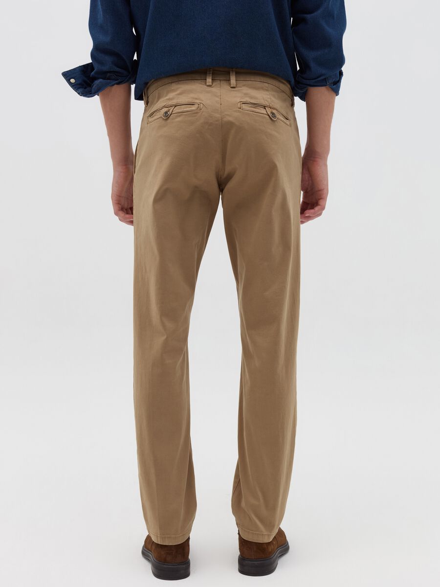 Pantalone chino regular fit in cotone stretch_3