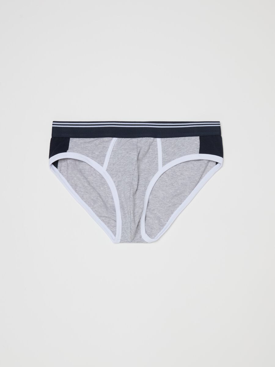 Briefs with contrasting details_4