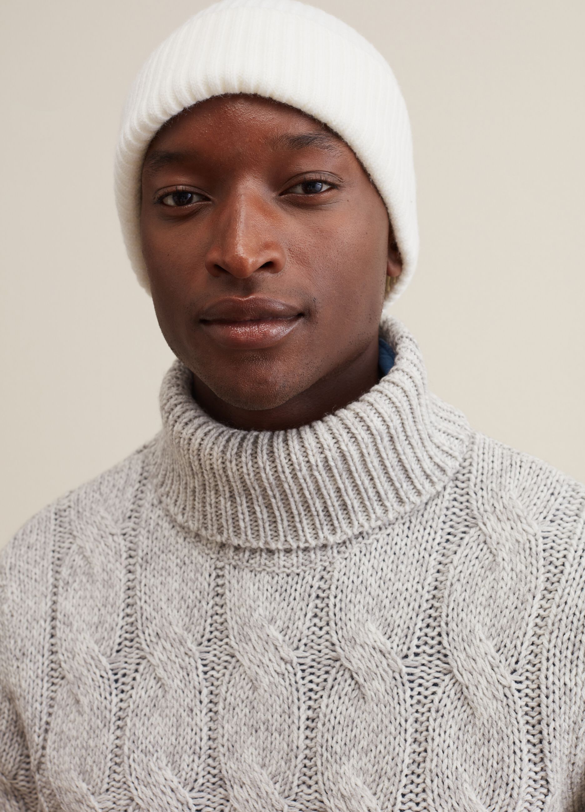 Pullover with two-tone cable.knit design