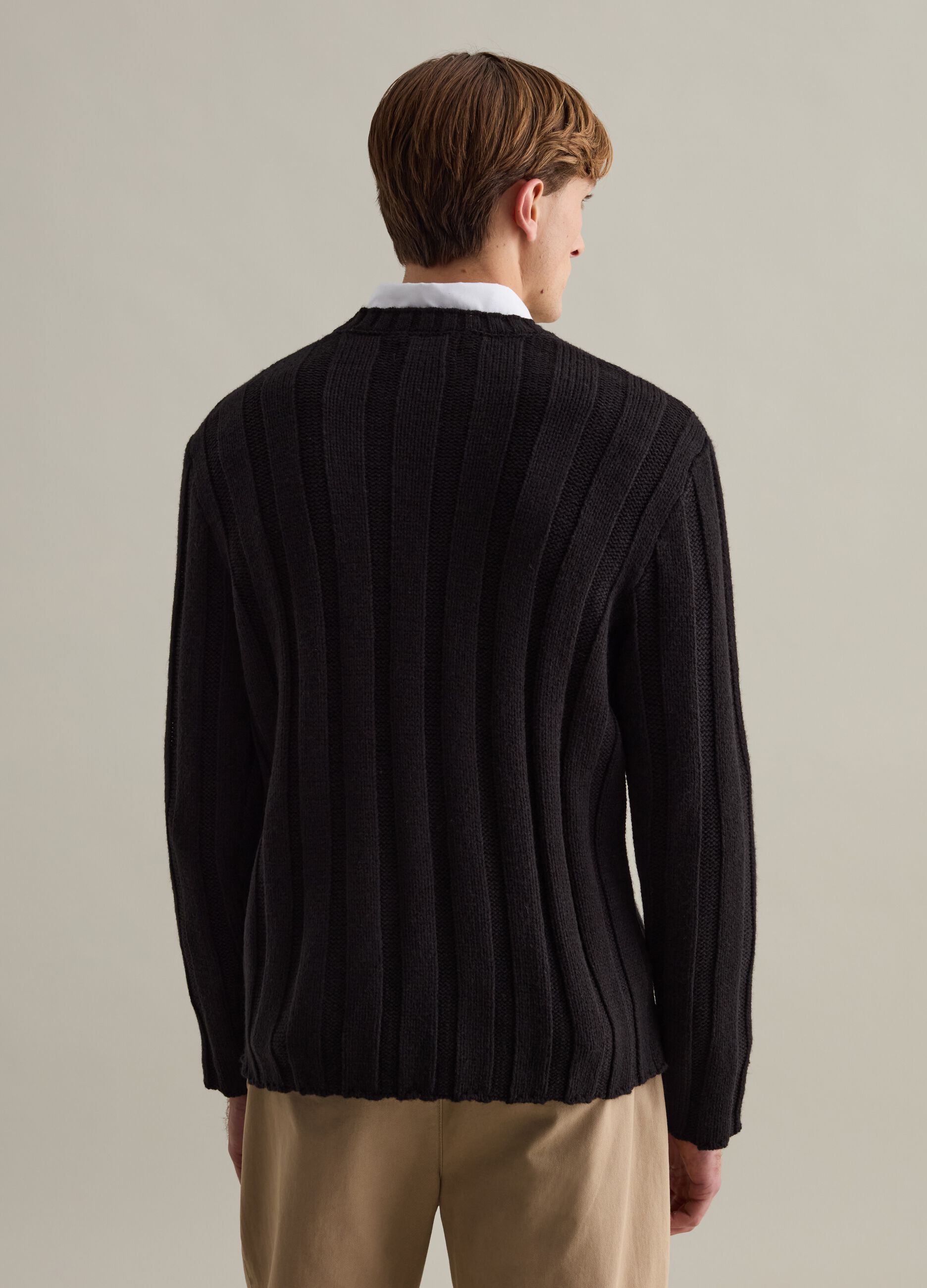 Ribbed pullover with round neckline