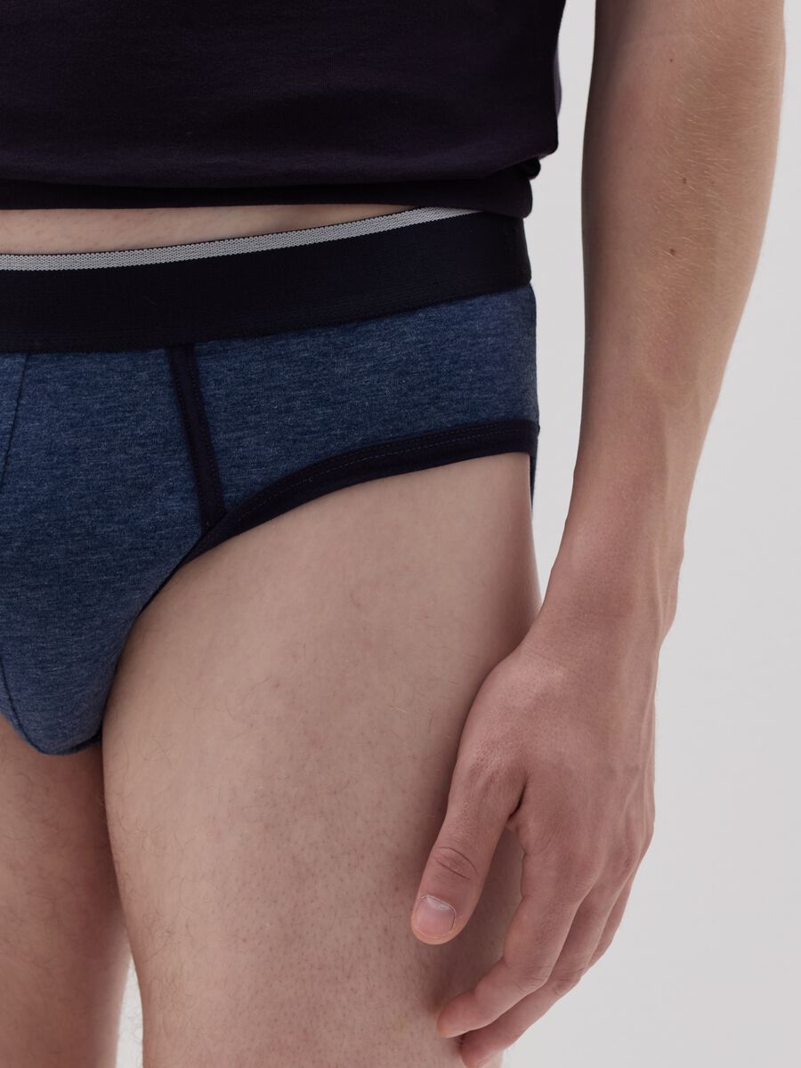 Three-pair pack briefs with contrasting piping_4