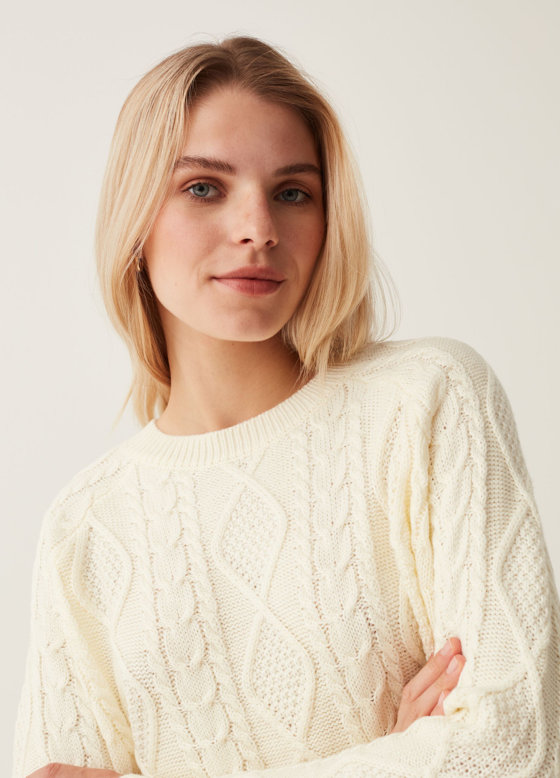 Pullover with cable-knit design